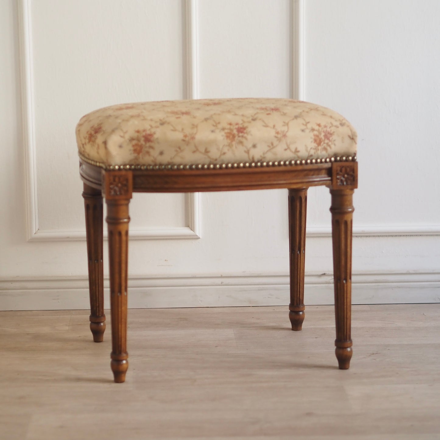 EPOCHE 1900 - Antiker Sitz,- Schminkhocker mit Blütenstoff, französischer Polsterstuhl