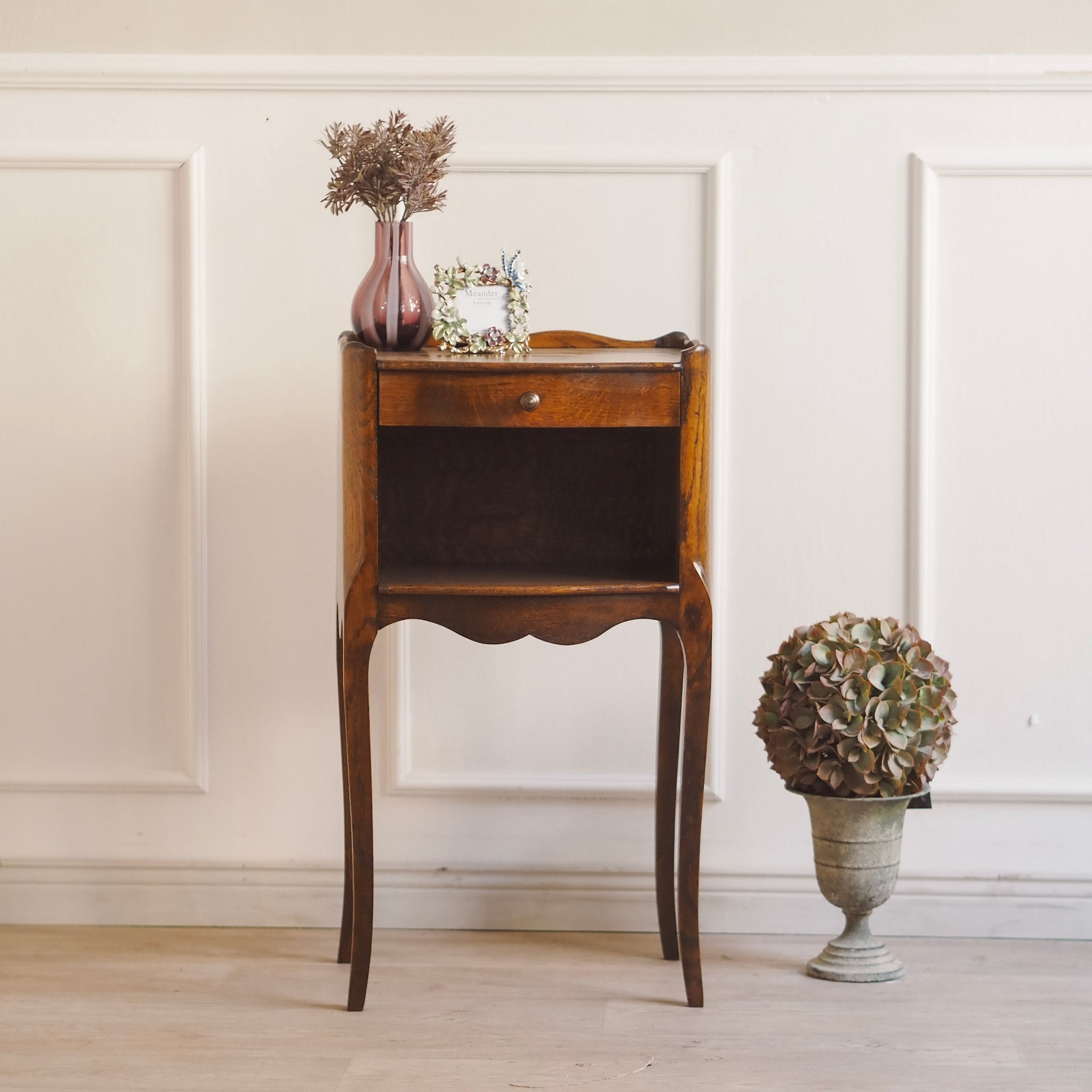 EPOCHE 1930 - Filigraner französischer Nachttisch aus Eiche, Louis XV