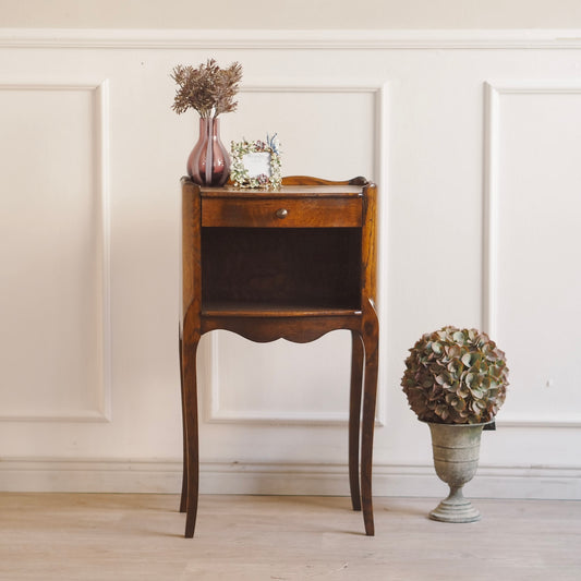 EPOCHE 1930 - Filigraner französischer Nachttisch aus Eiche, Louis XV