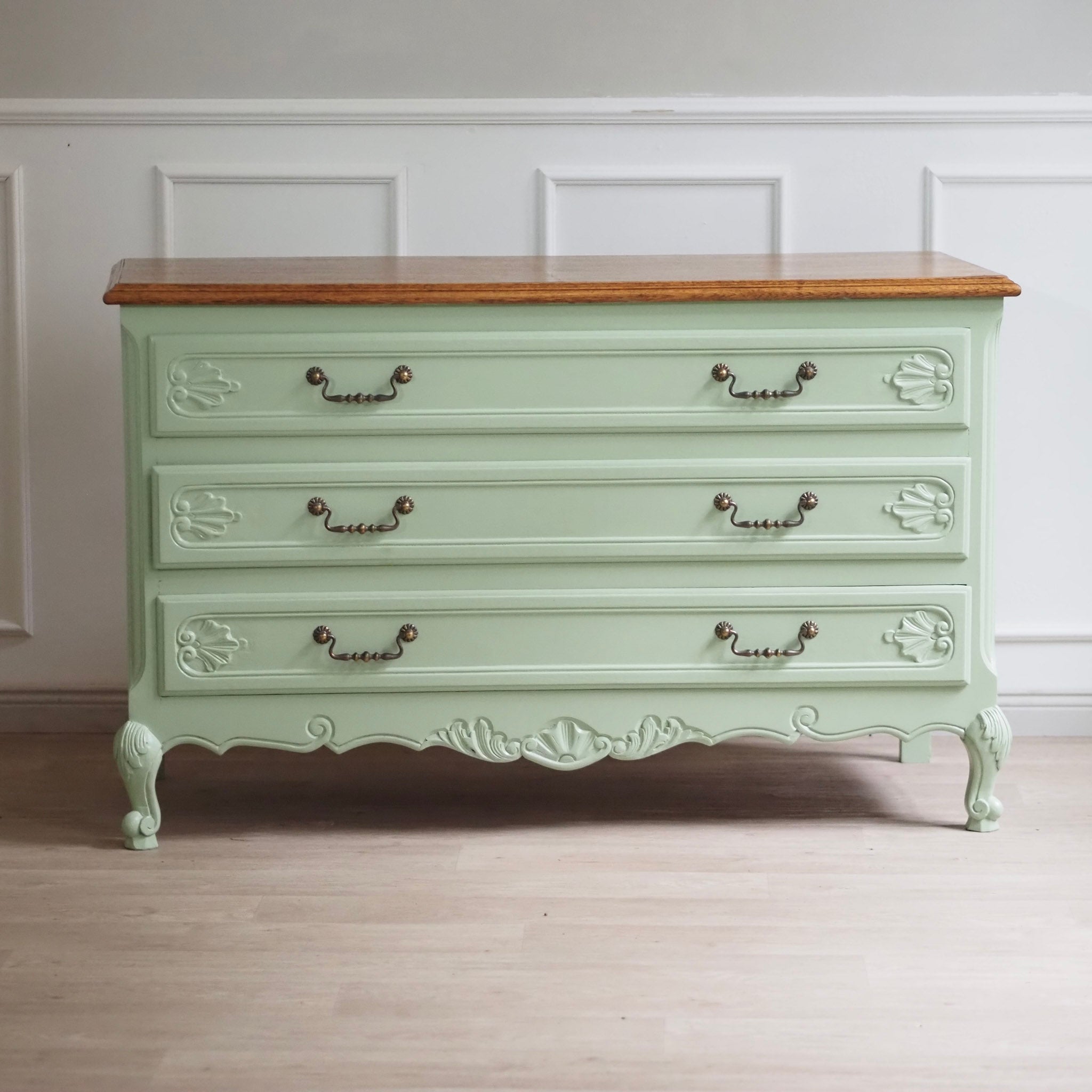 EPOCHE 1920 - Französische Landhaus Kommode patiniert in mintgrün - Louis XV Stil