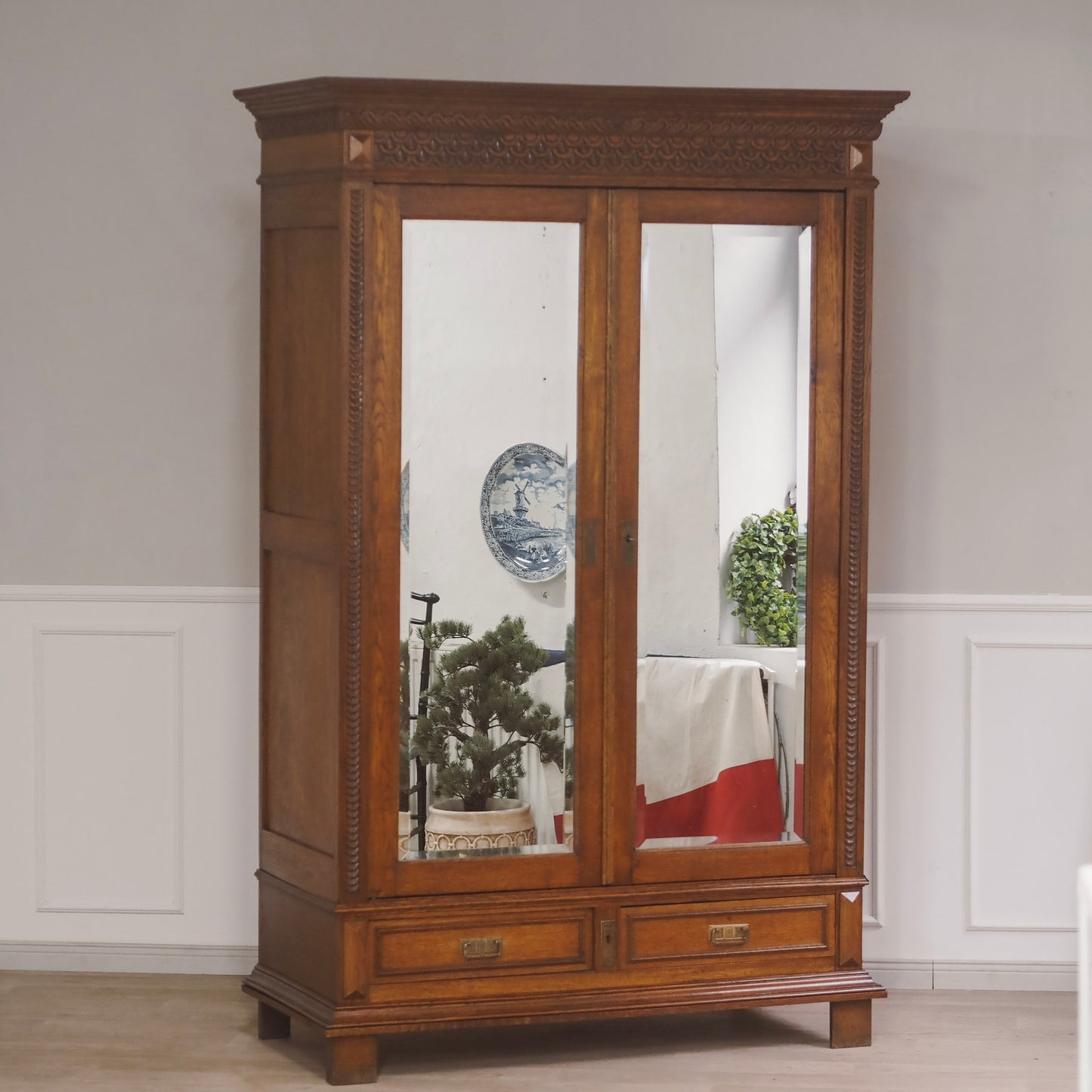 EPOCHE 1890 - Antiker Spiegelkleiderschrank aus der Gründerzeit mit filigranem Schnitzdekor