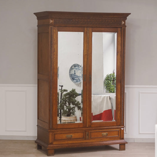 EPOCHE 1890 - Antiker Spiegelkleiderschrank aus der Gründerzeit mit filigranem Schnitzdekor