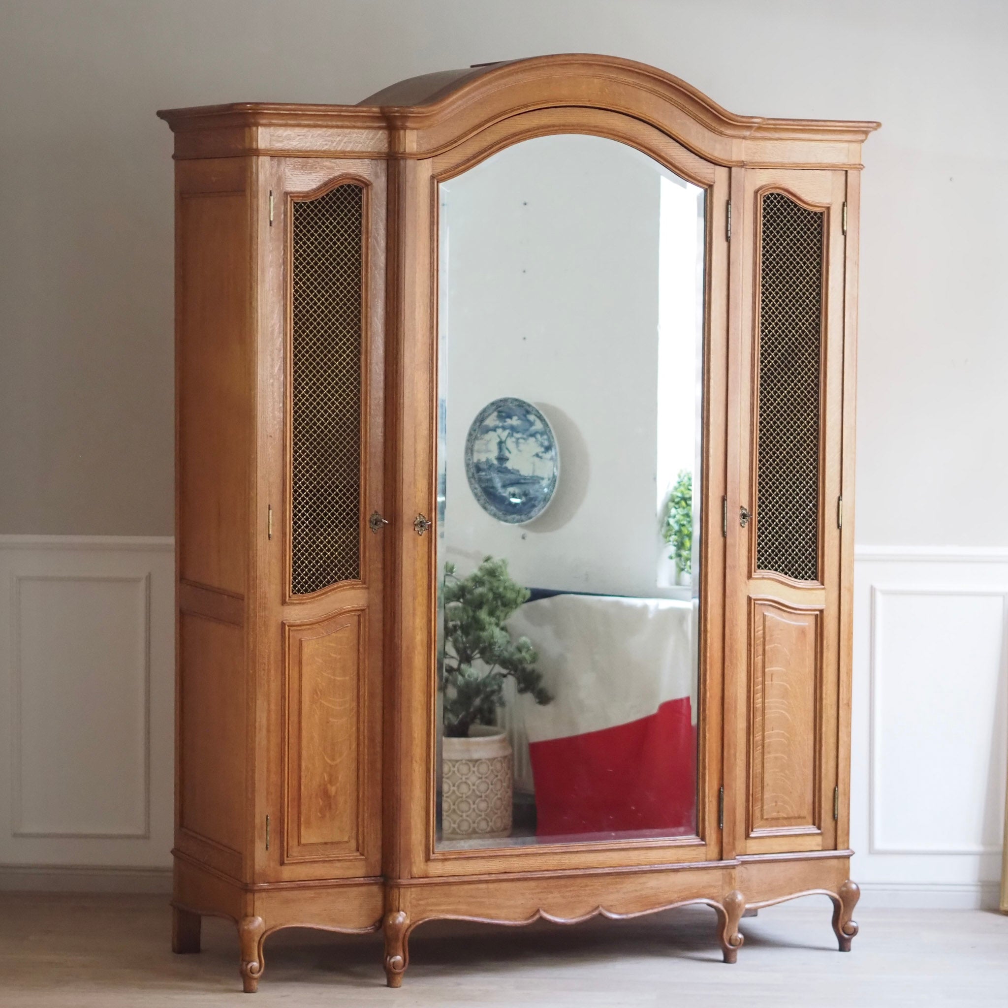 EPOCHE 1920 - Großer französischer Kleiderschrank mit Spiegeltür und Gitter-Seitentüren - Louis XV Stil