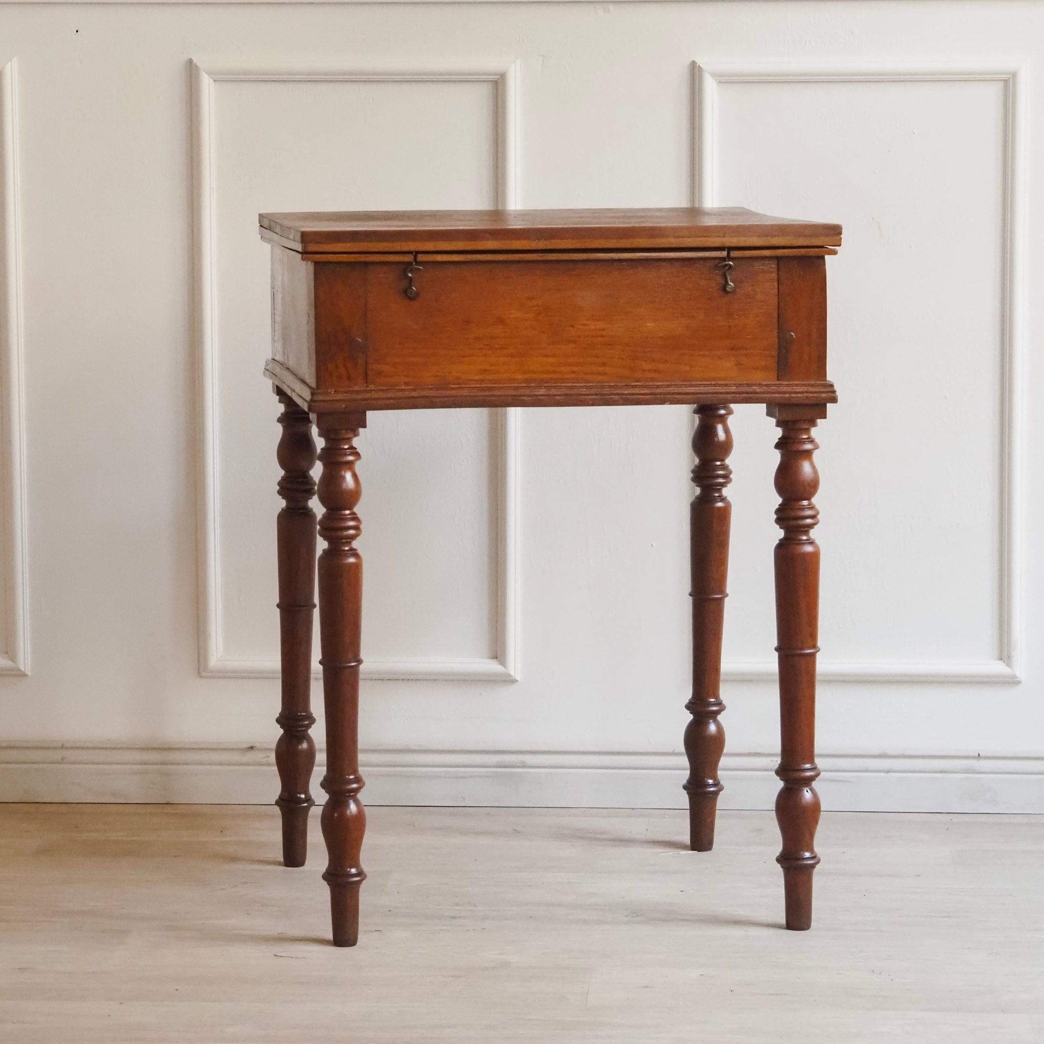 Französischer Nähtisch mit Klappdeckel · spätes 19. Jahrhundert · Antiker Klapptisch