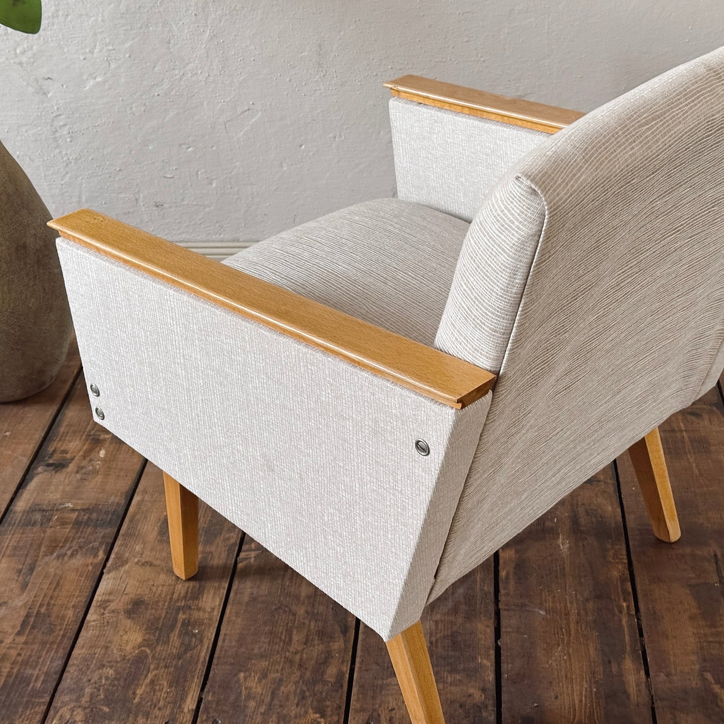 EPOCHE 1960 - Mid Century Sessel mit hellgrauem Bezug – Designklassiker