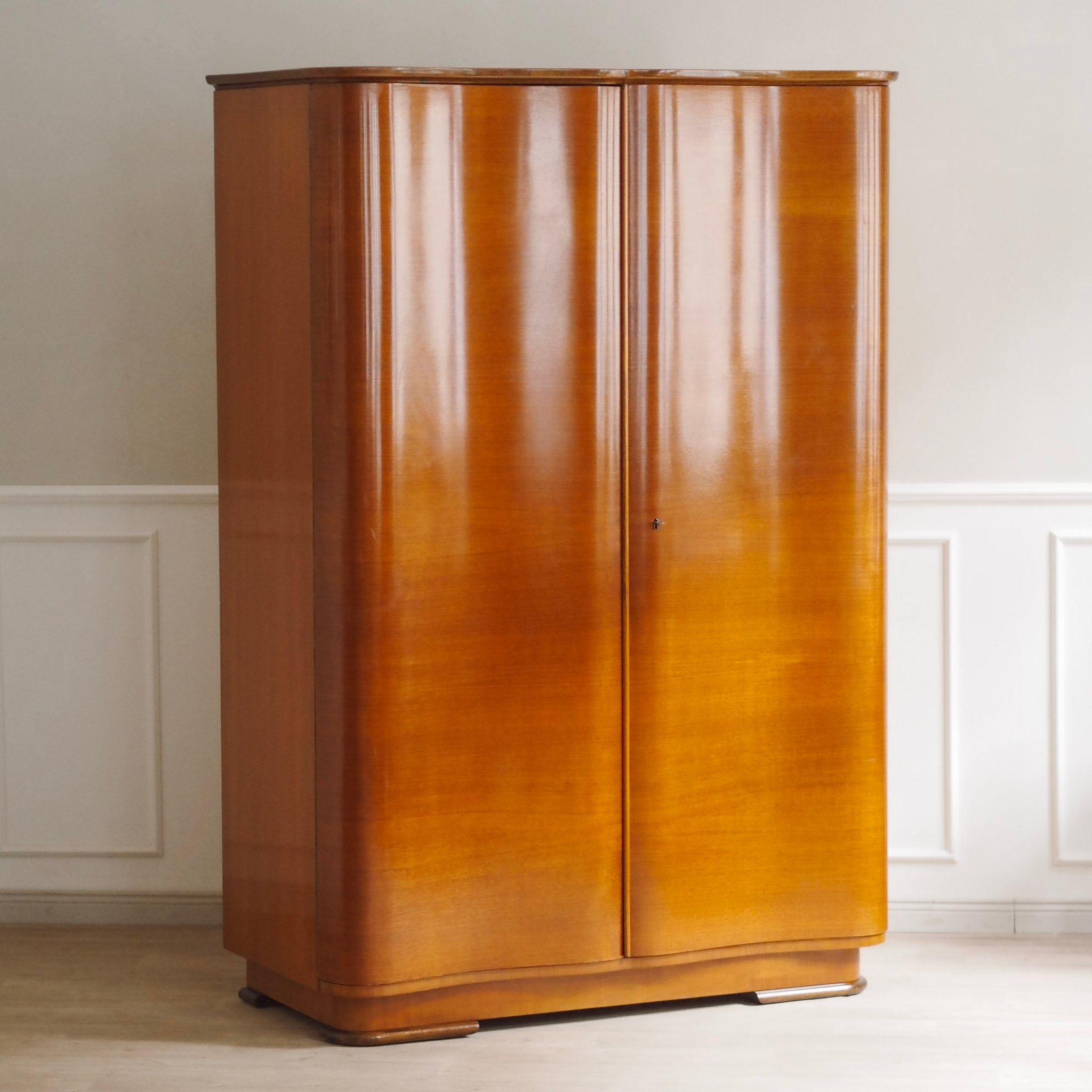 EPOCHE 1950 - Mid Century Kleiderschrank 2-türig sanft geschwungen