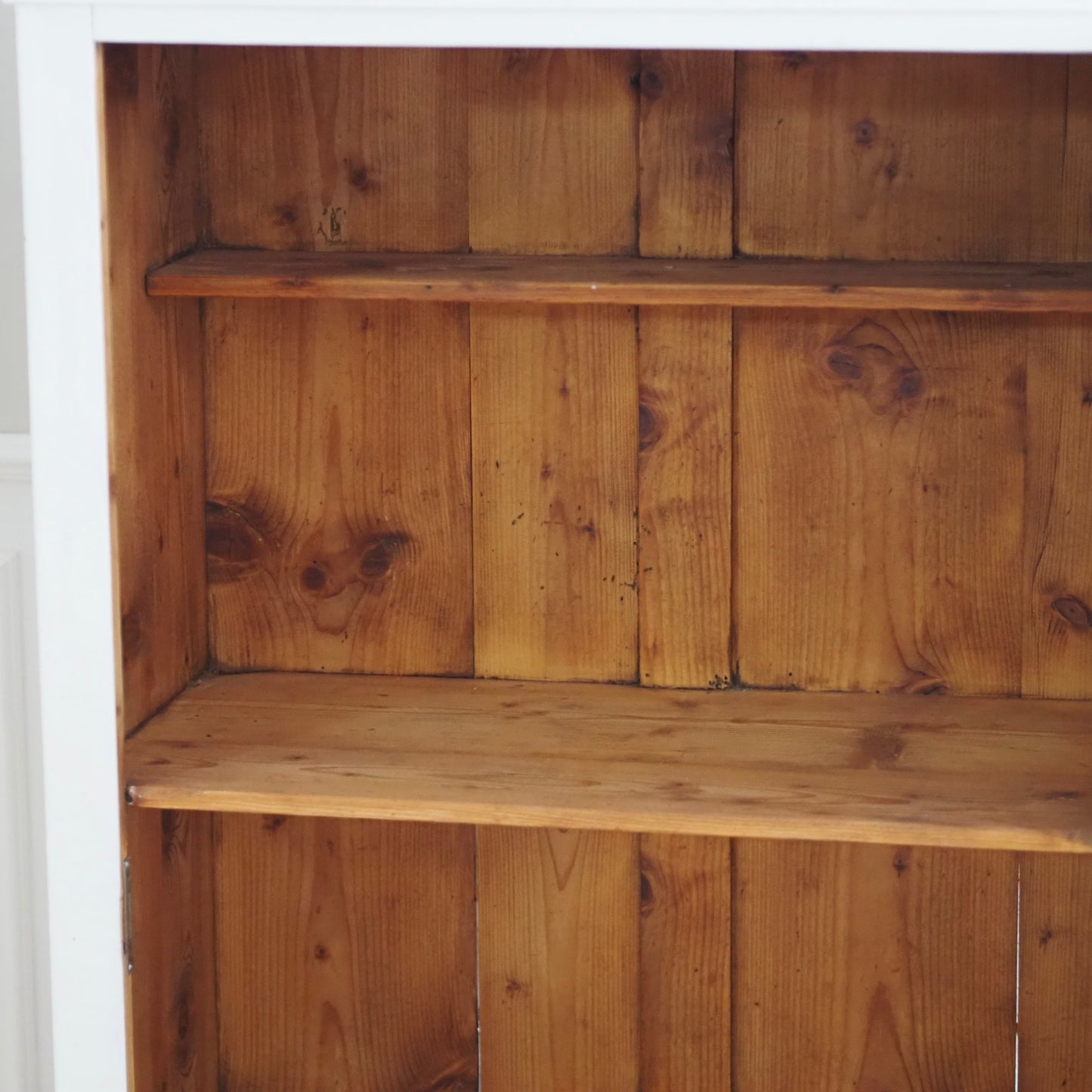 EPOCHE 1920 - Weißer Vintage-Küchenschrank mit Belüftungseinsatz / Vorratsschrank