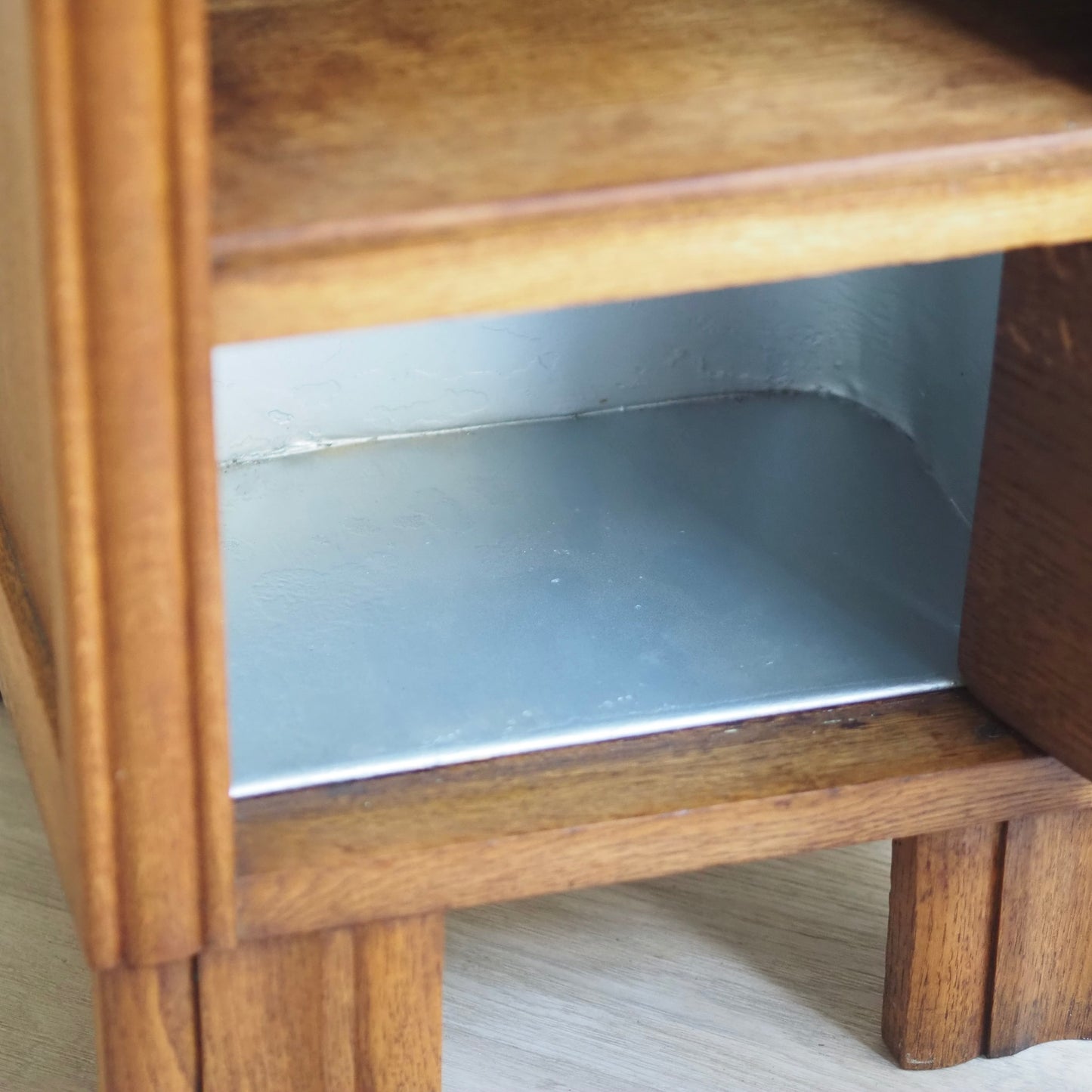 EPOCHE 1930 - Art Déco Nachttisch mit roter Marmorplatte und Innenfach