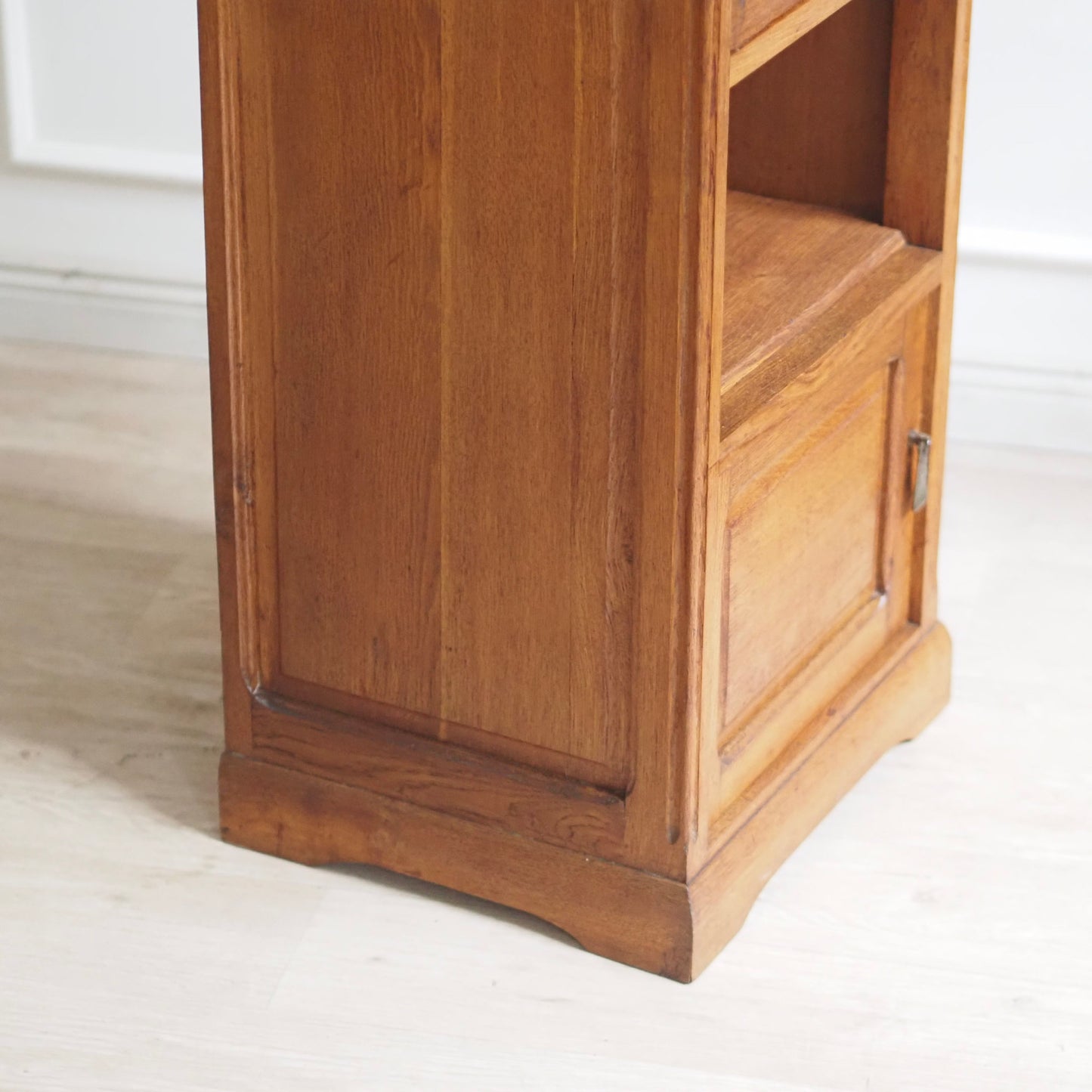 EPOCHE 1910 - Nachttisch mit rot-weißer Marmorplatte und Innenfach, Frankreich