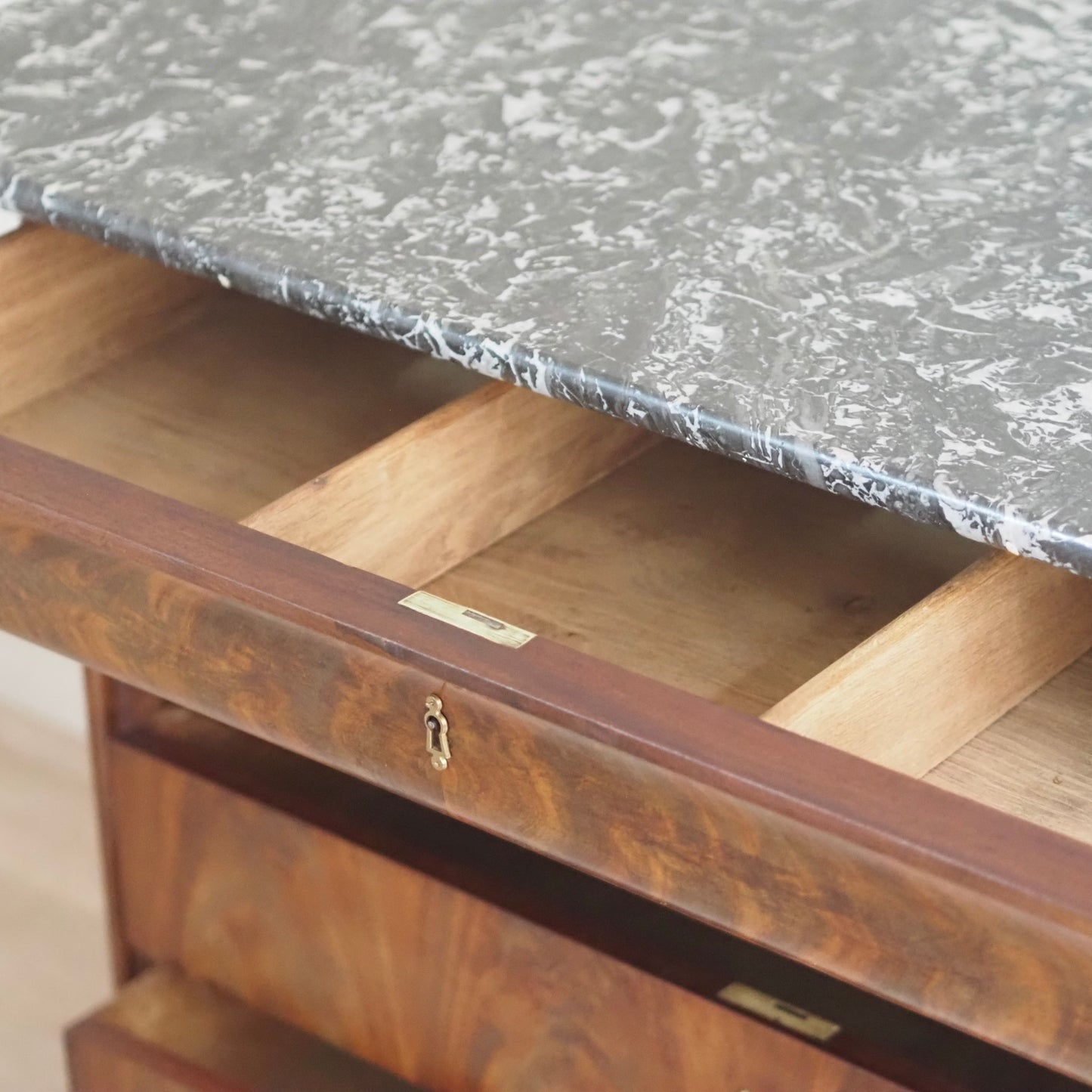 EPOCHE 1850 - Französische Kommode mit schwarzem Marmor - Louis-Philippe, Mahagoni