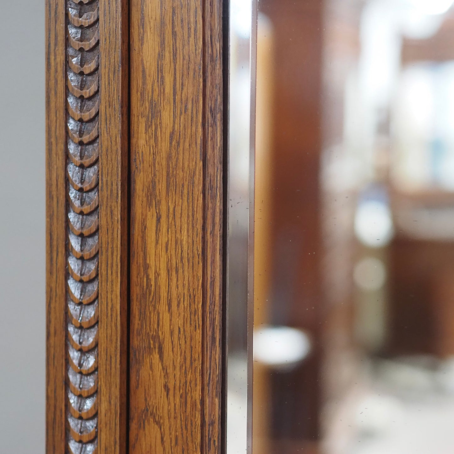 EPOCHE 1890 - Antiker Spiegelkleiderschrank aus der Gründerzeit mit filigranem Schnitzdekor