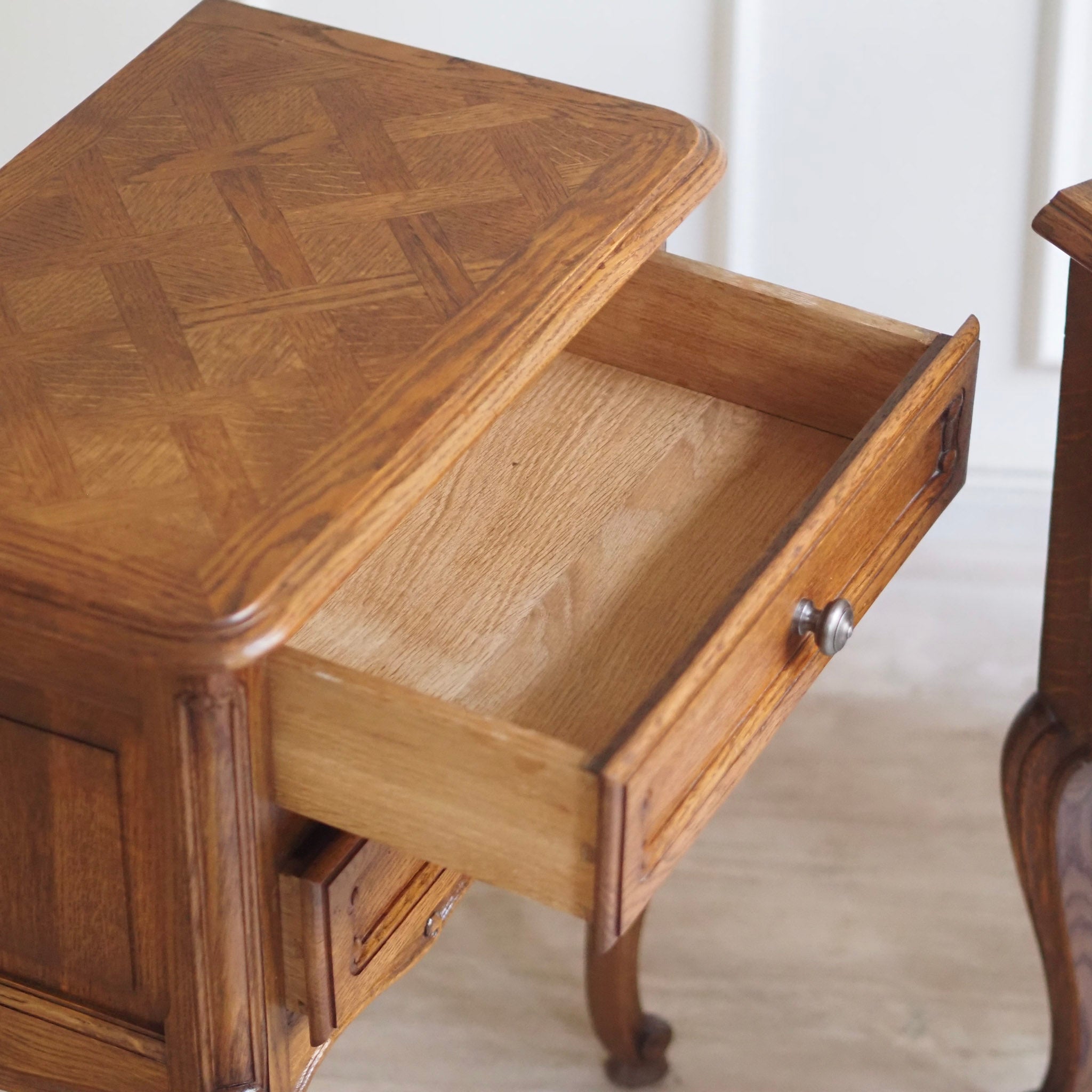 EPOCHE 1920 - Französische Vintage Nachttische - Nachtschrank Set mit Fischgrätmuster