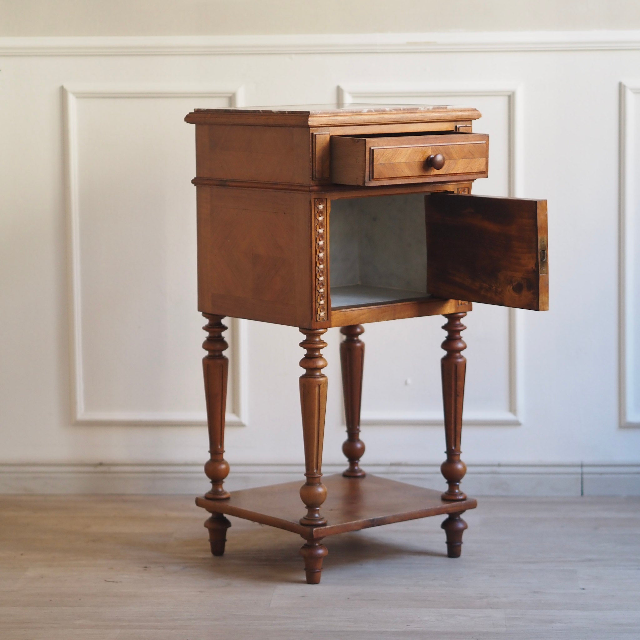 EPOCHE 1890 - Antiker Nachtschrank mit Marmorplatte und Marmorauskleidung - Gründerzeit