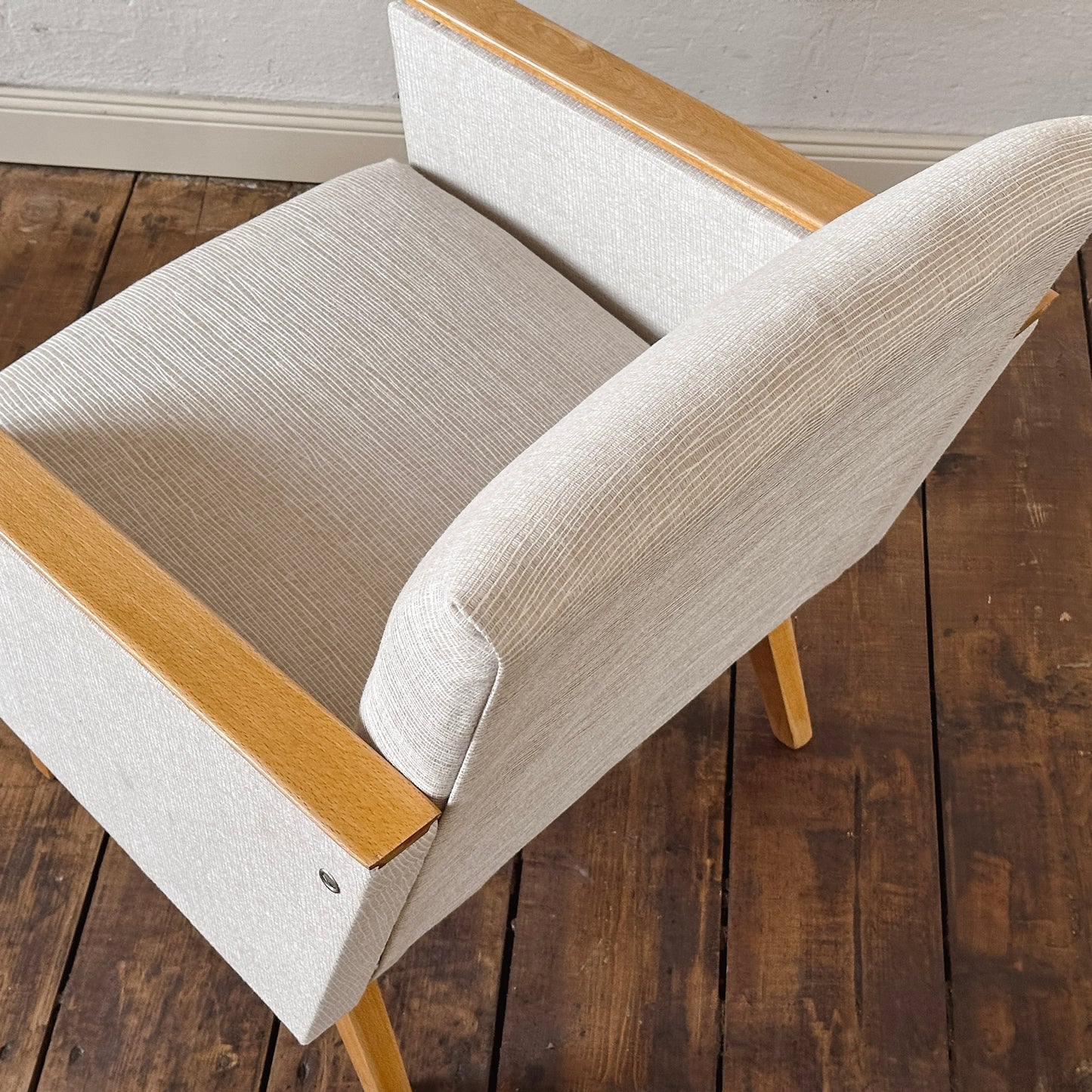 EPOCHE 1960 - Mid Century Sessel mit hellgrauem Bezug – Designklassiker