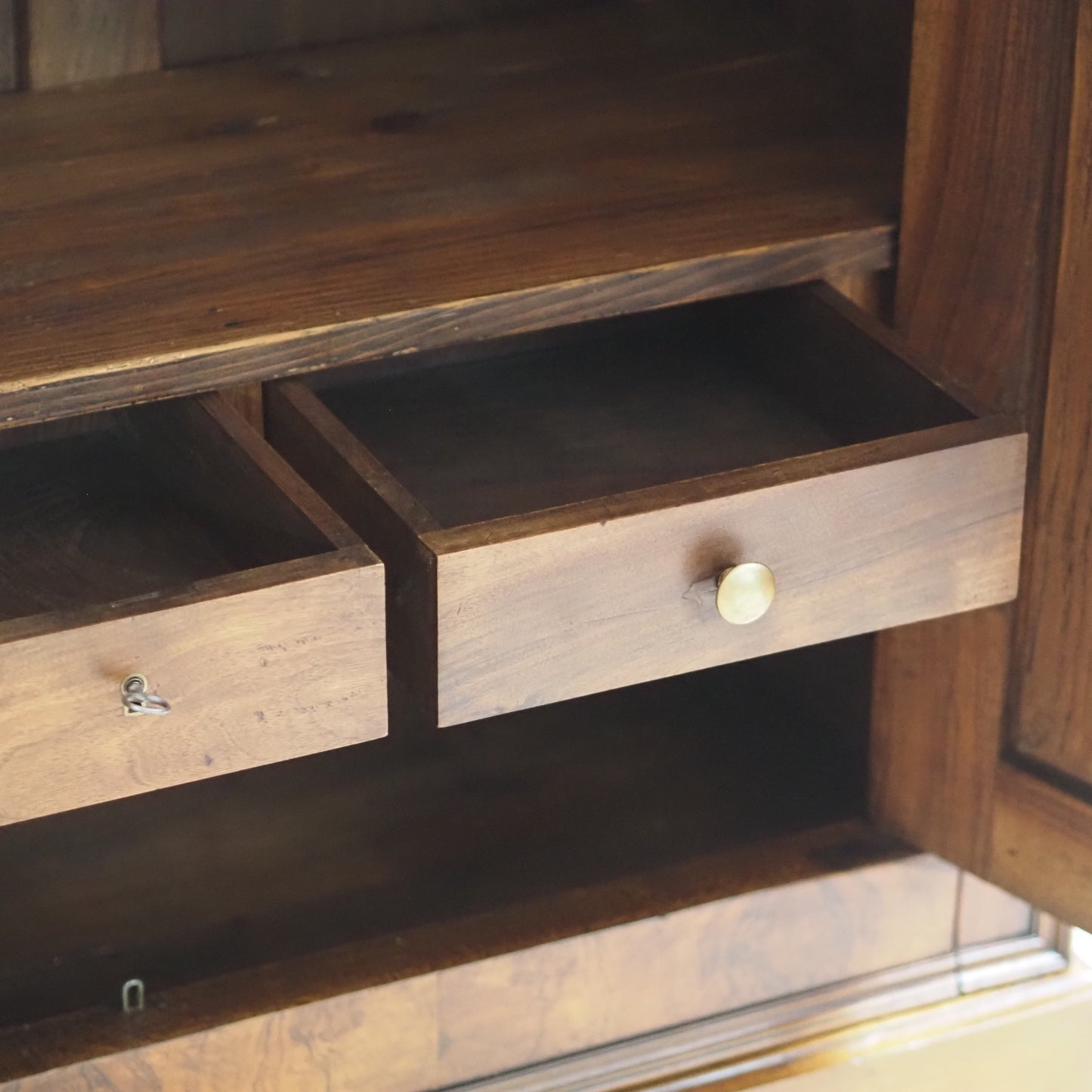 EPOCHE 1890 - Gründerzeit-Schrank mit Wurzelholzfurnier