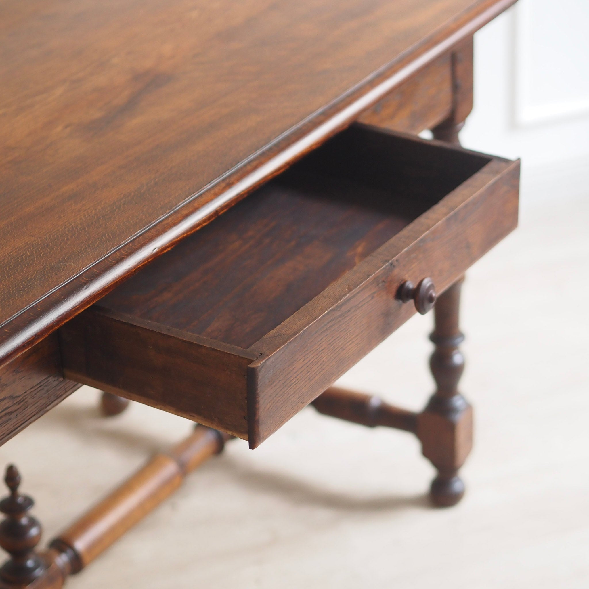 EPOCHE 1890 - Antiker Schreib- Esstisch mit gedrechseltem Gestell