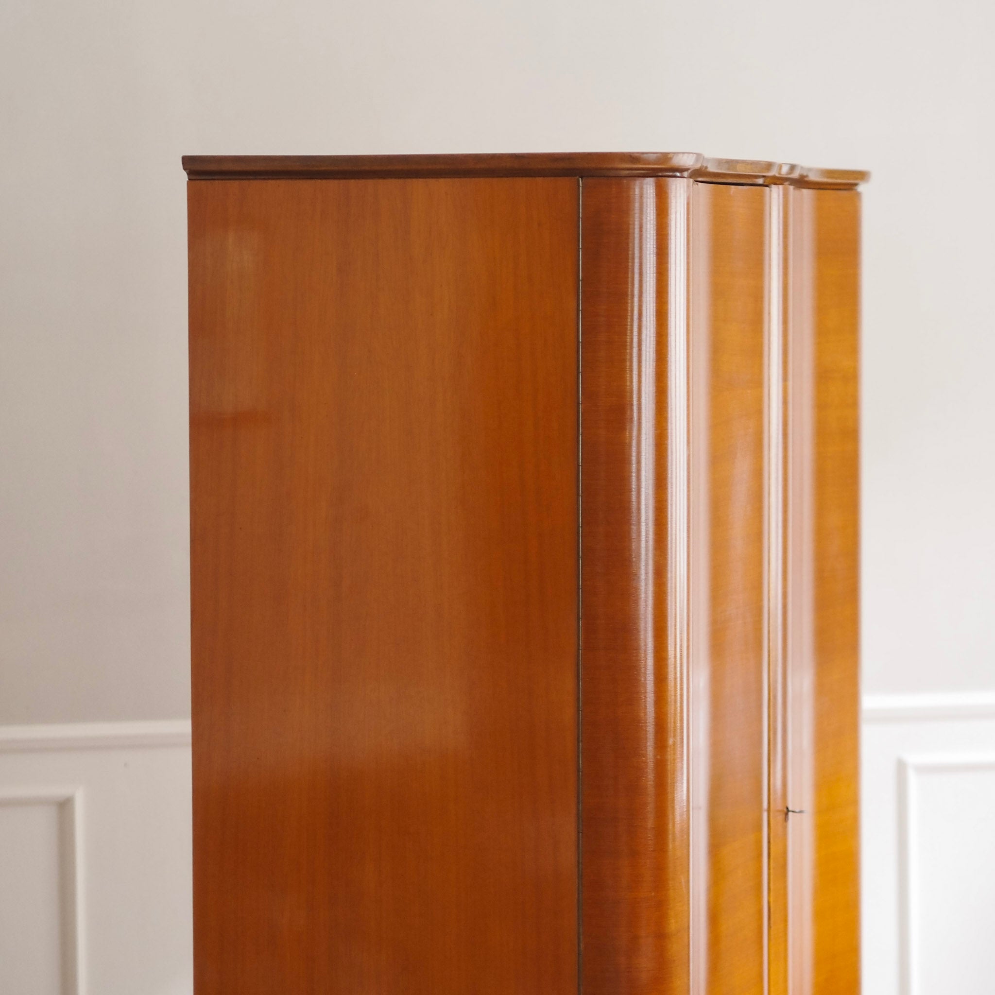 EPOCHE 1950 - Mid Century Kleiderschrank 2-türig sanft geschwungen