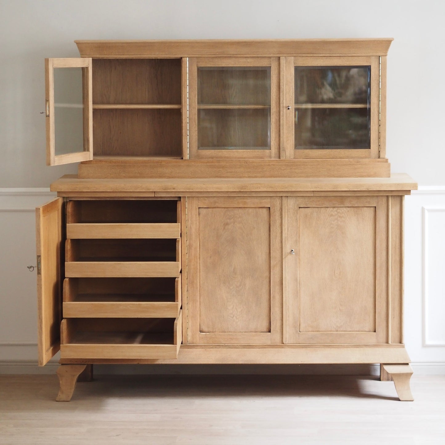 EPOCHE 1930 - Große Landhaus Anrichte / Buffet / Vitrinenschrank aus heller Eiche