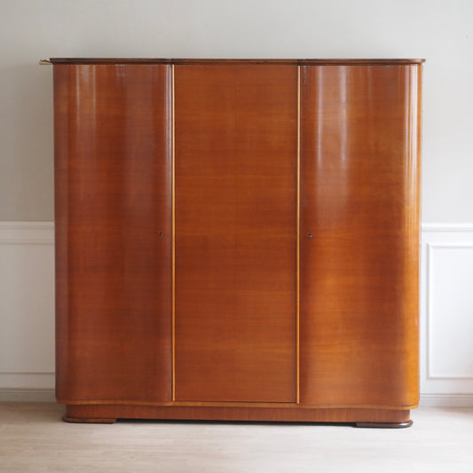 EPOCHE 1950 - Großer Mid Century Kleiderschrank 3-türig sanft geschwungen