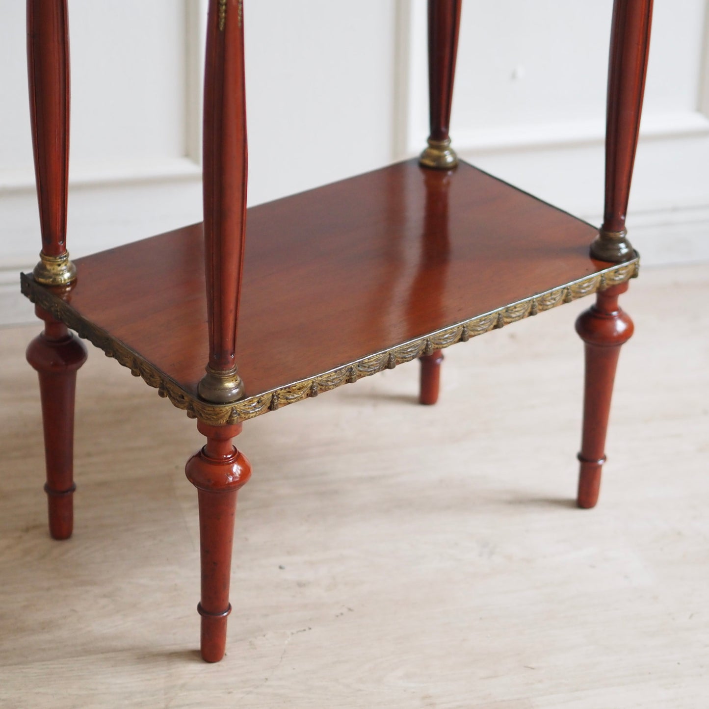 EPOCHE 1890 - Mahagoni Schminktisch mit Spiegel und Messingverzierung - Louis XVI Konsole