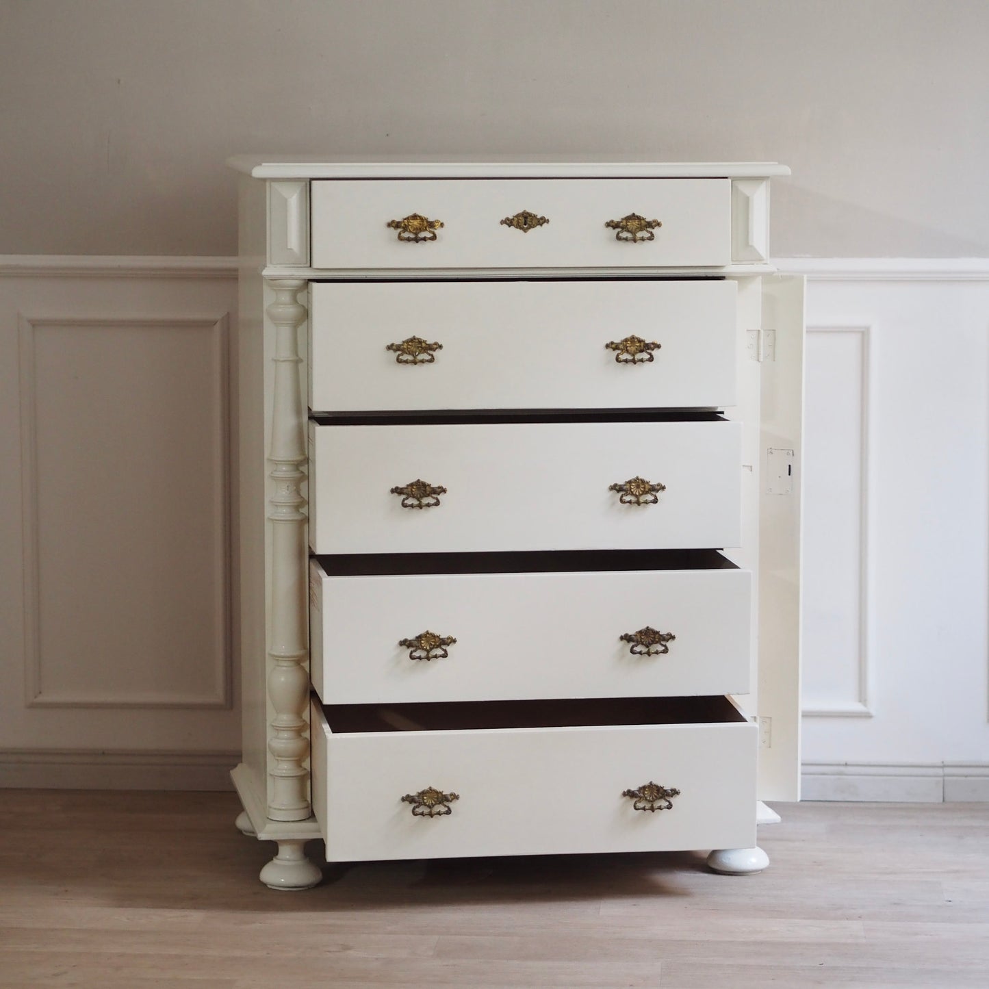 EPOCHE 1890 - Gründerzeit Kommode in Altweiß gefasst mit Schubladen und raffiniertem Schloss