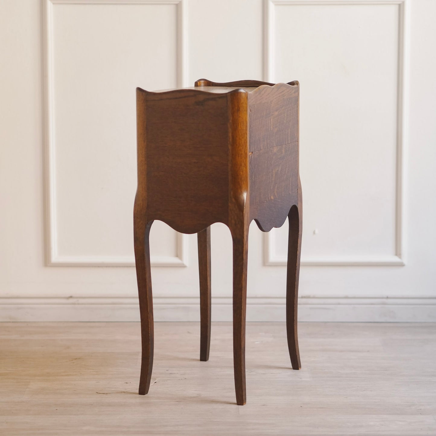 EPOCHE 1930 - Filigraner französischer Nachttisch aus Eiche, Louis XV