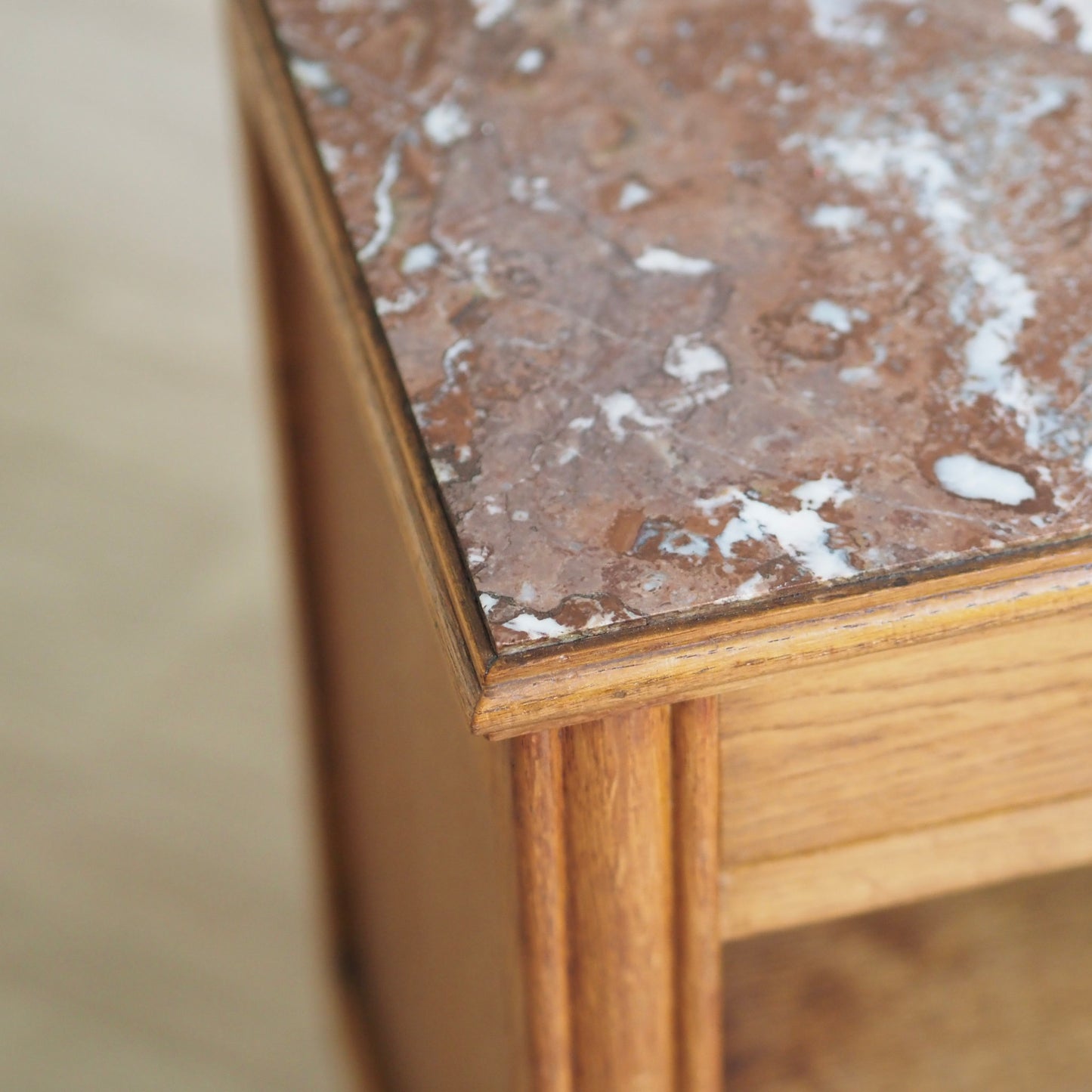 EPOCHE 1930 - Art Déco Nachttisch mit roter Marmorplatte und Innenfach