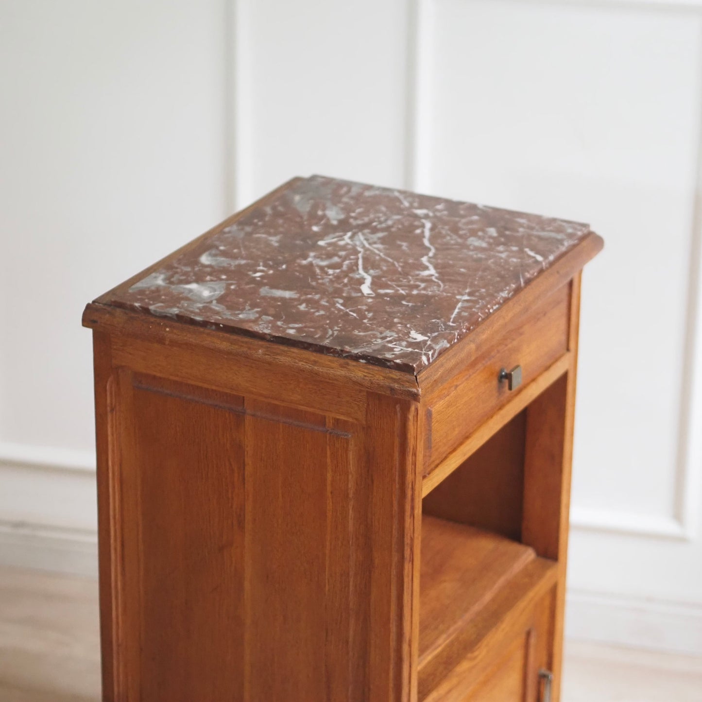 EPOCHE 1910 - Nachttisch mit rot-weißer Marmorplatte und Innenfach, Frankreich