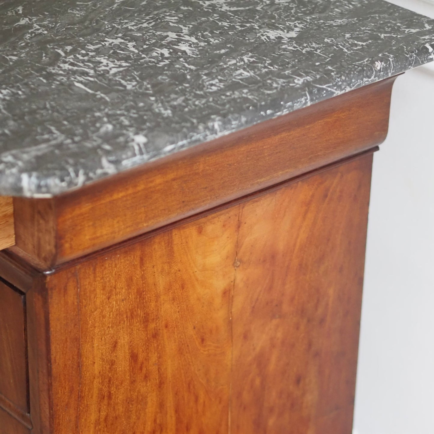 EPOCHE 1850 - Französische Kommode mit schwarzem Marmor - Louis-Philippe, Mahagoni