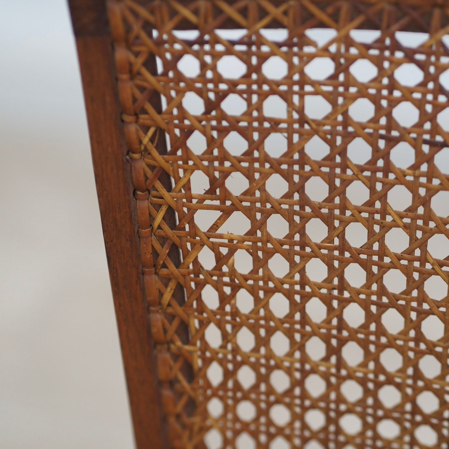 EPOCHE 1890 - Armlehnstuhl mit Wiener Geflecht, Gründerzeit Korbstuhl Herrenzimmer