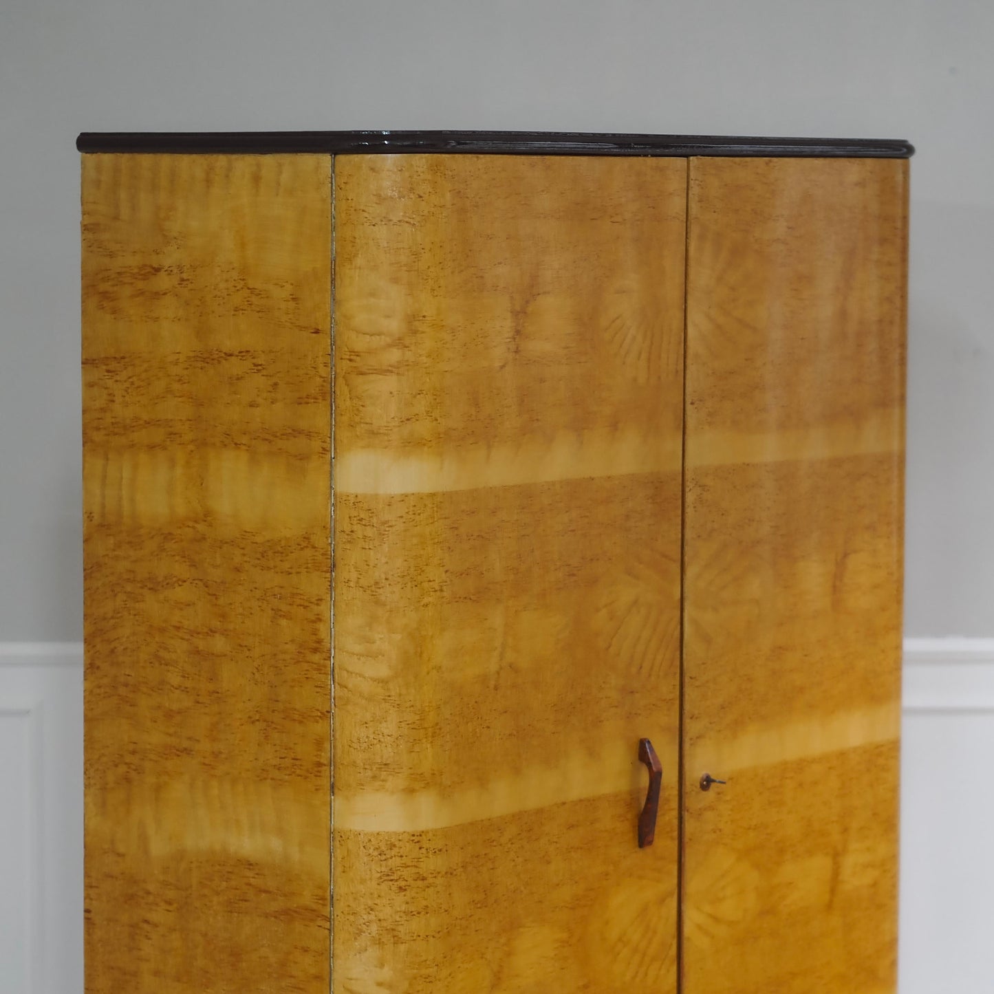 EPOCHE 1940 - Art Déco Kleiderschrank 2-türig in Wurzelholzoptik, Midcentury Schrank