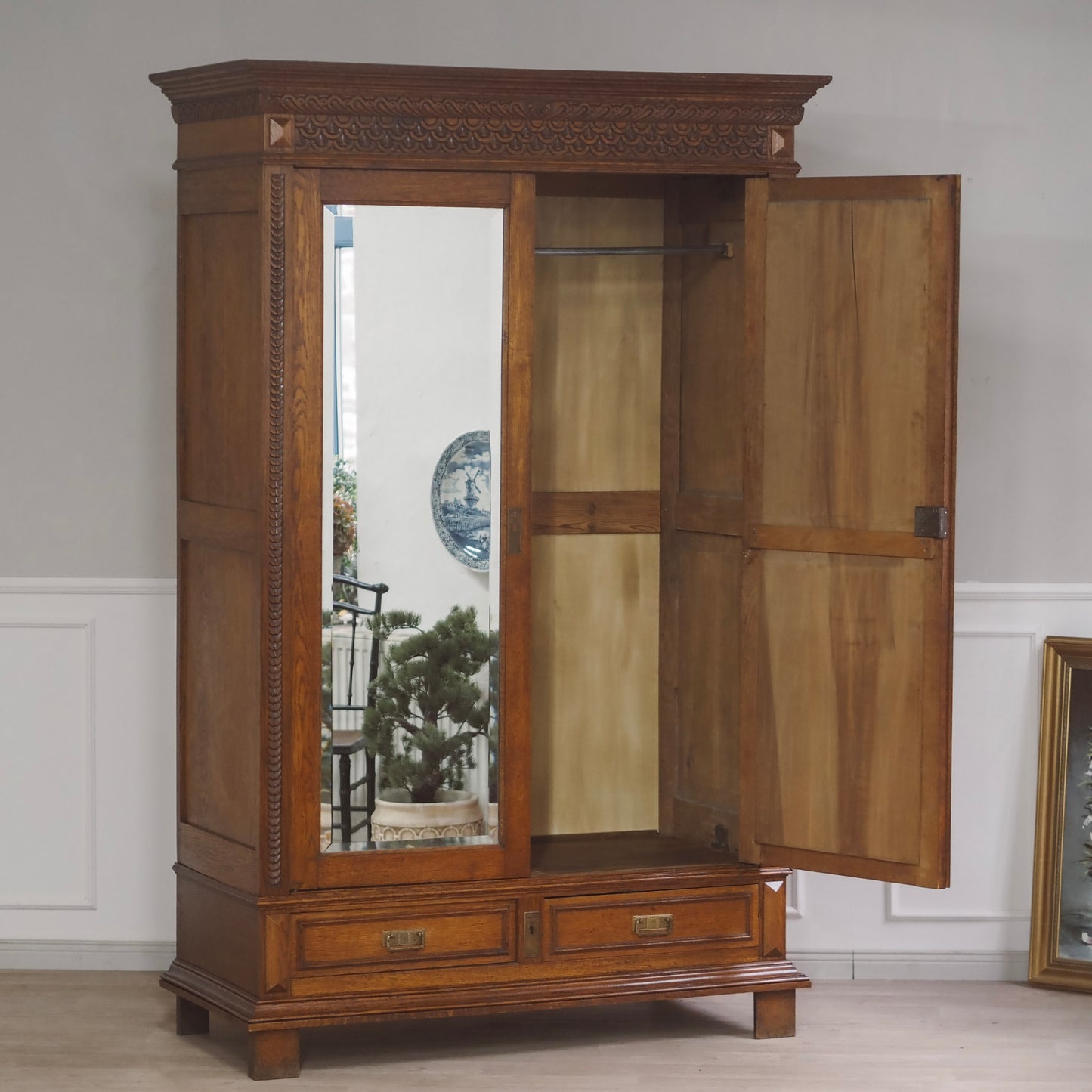 EPOCHE 1890 - Antiker Spiegelkleiderschrank aus der Gründerzeit mit filigranem Schnitzdekor