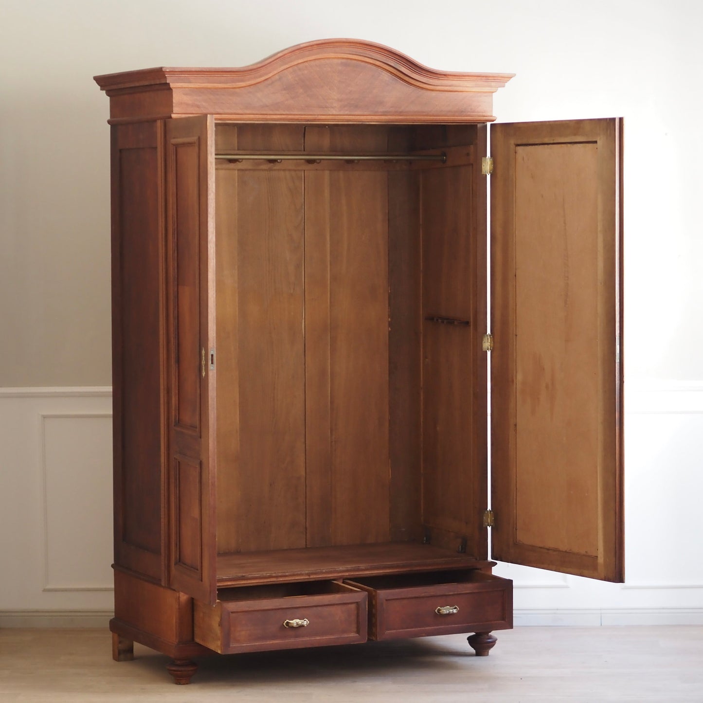 EPOCHE 1900 - Antiker Garderoben- Kleiderschrank mit Spiegel, Mahagoni