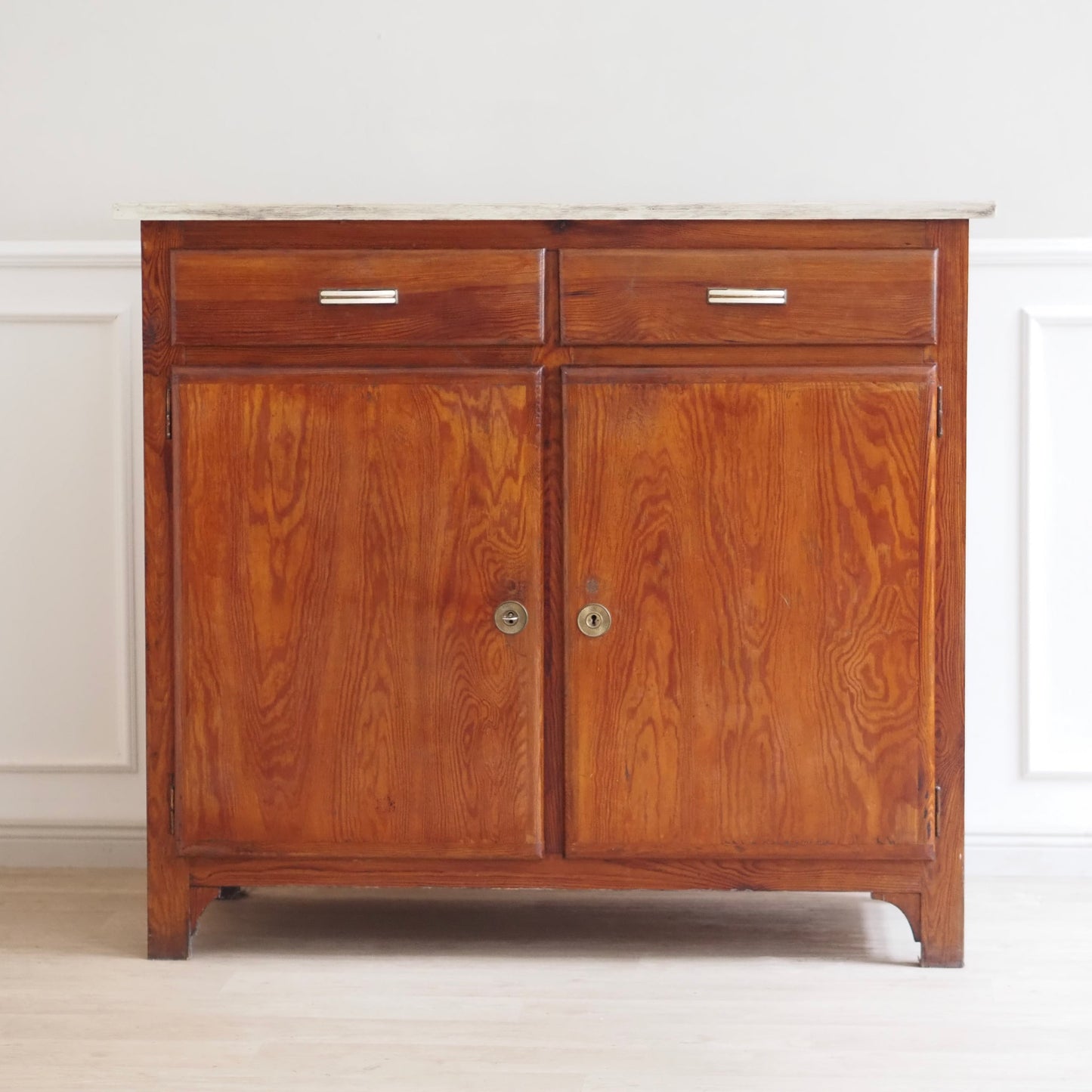 EPOCHE 1930 - Vintage Kommode / Küchenbuffet mit Glasdetails