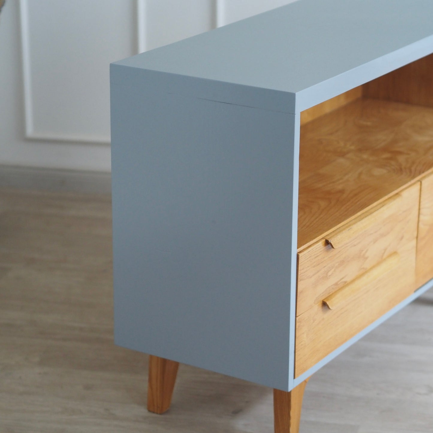 EPOCHE 1960 - Mid-Century Sideboard in hellgrau und Esche - Vintage Kommode