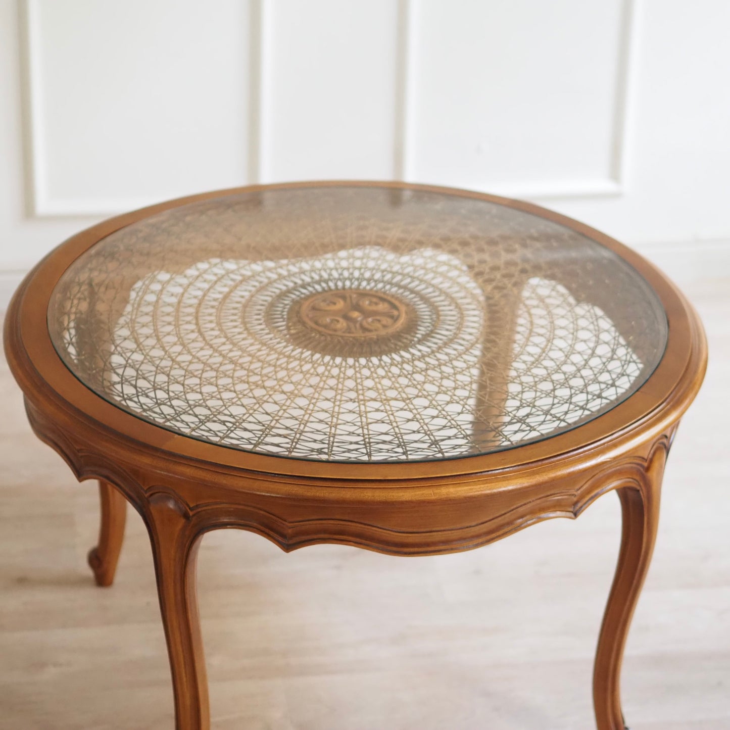 EPOCHE 1950 - Couchtisch mit Wiener Geflecht und Glasplatte, Chippendale Beistelltisch