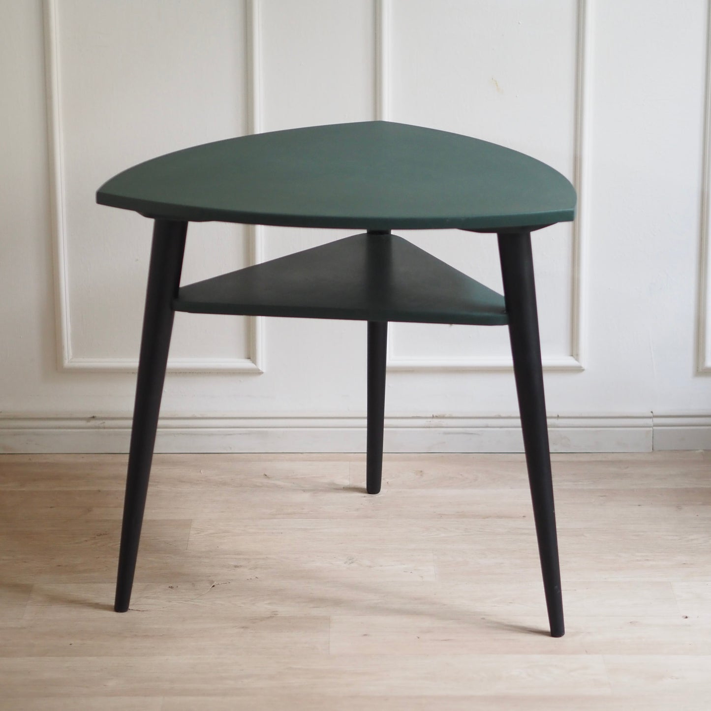 EPOCHE 1960 - Dreieckiger Mid Century Tisch in Grün Schwarz mit Ablage, Skandinavisch