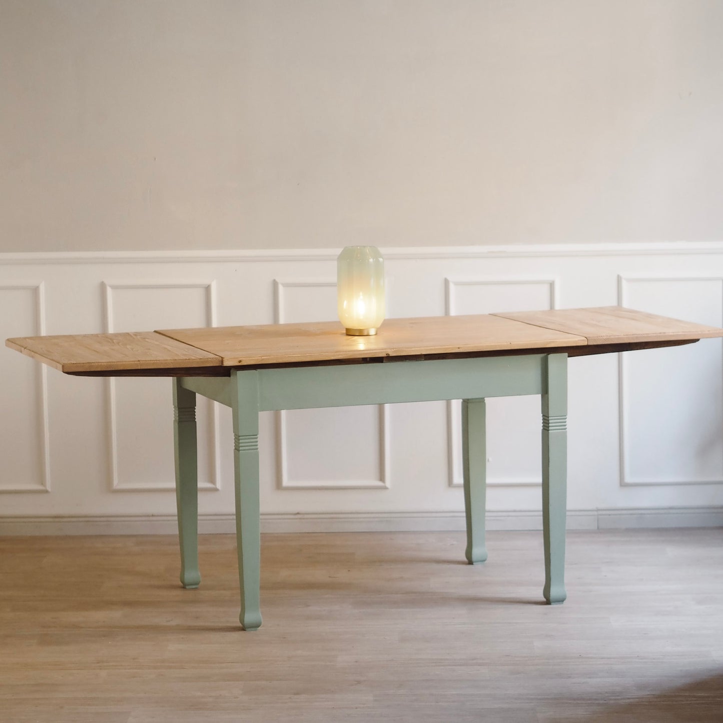 EPOCHE 1910 - Ausziehbarer Landhaus-Küchentisch in Mintgrün, Natur Vintage Esstisch