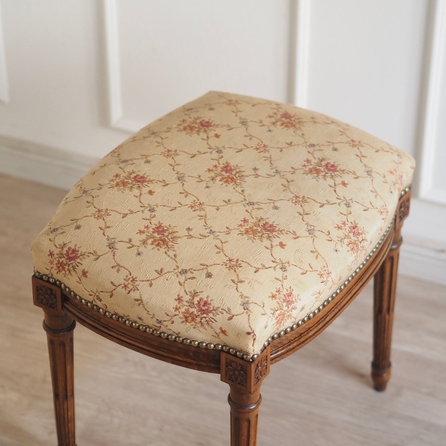 EPOCHE 1900 - Antiker Sitz,- Schminkhocker mit Blütenstoff, französischer Polsterstuhl