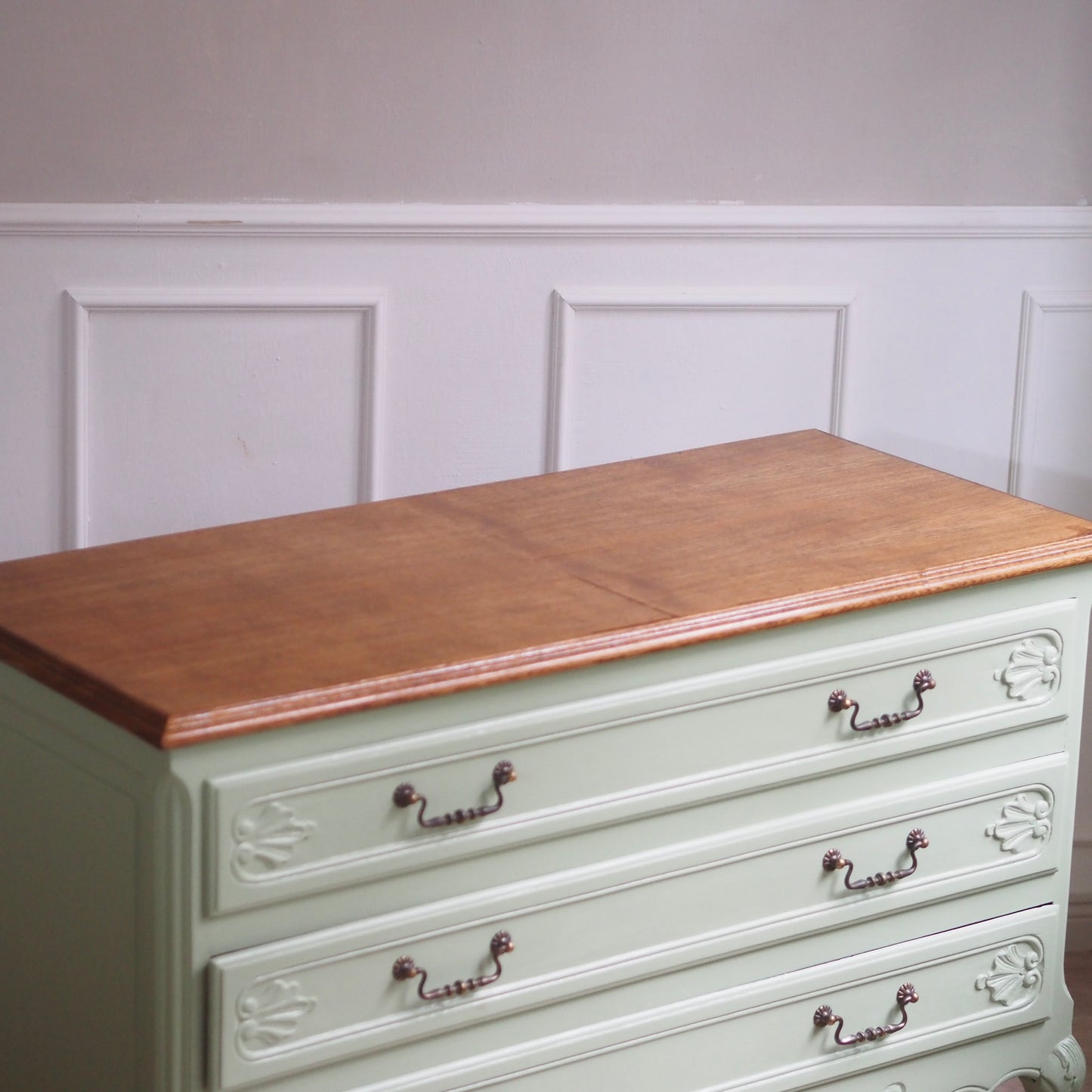 EPOCHE 1920 - Französische Landhaus Kommode patiniert in mintgrün - Louis XV Stil