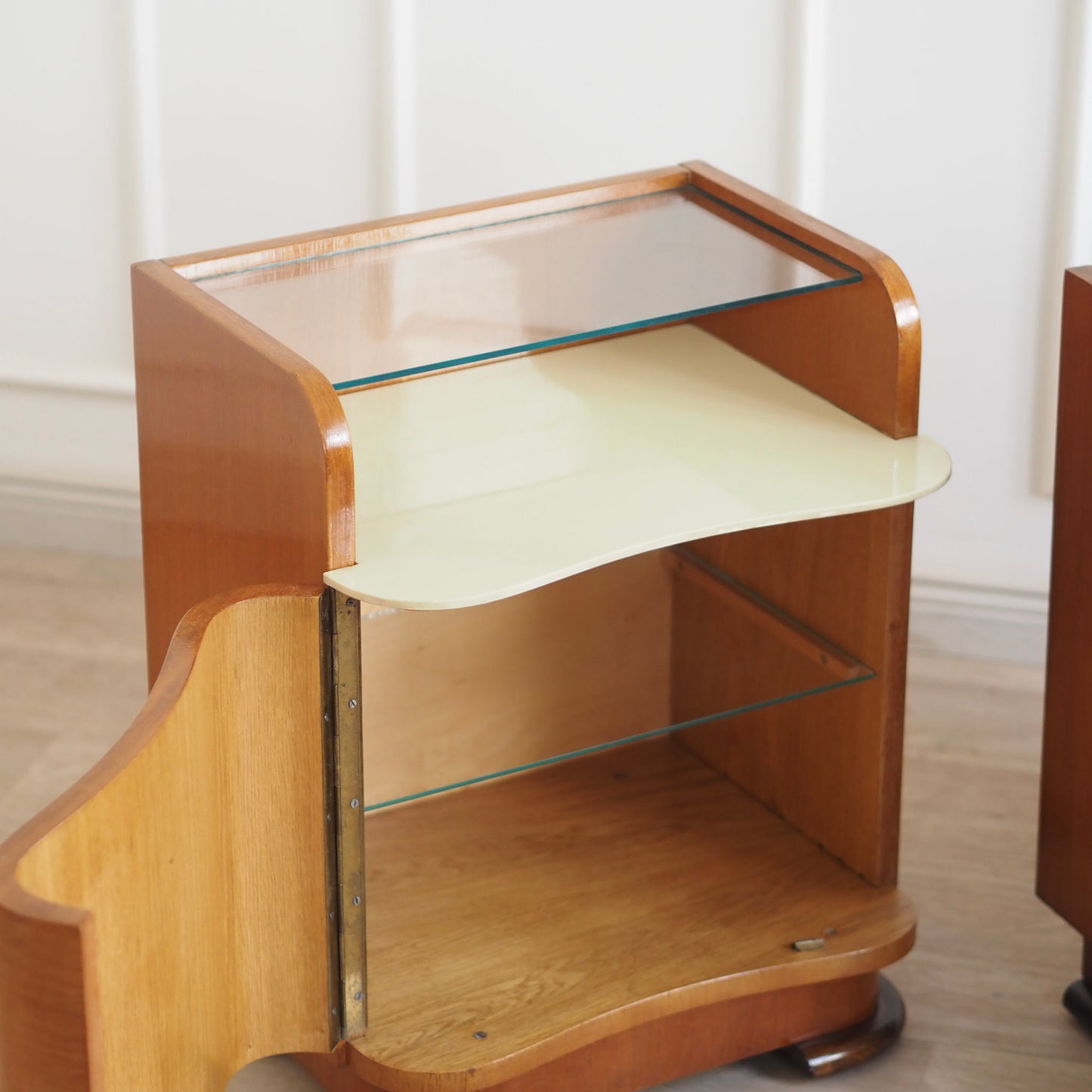 EPOCHE 1930 - Grifflose Art-Déco Nachttische mit Glasablage – Set