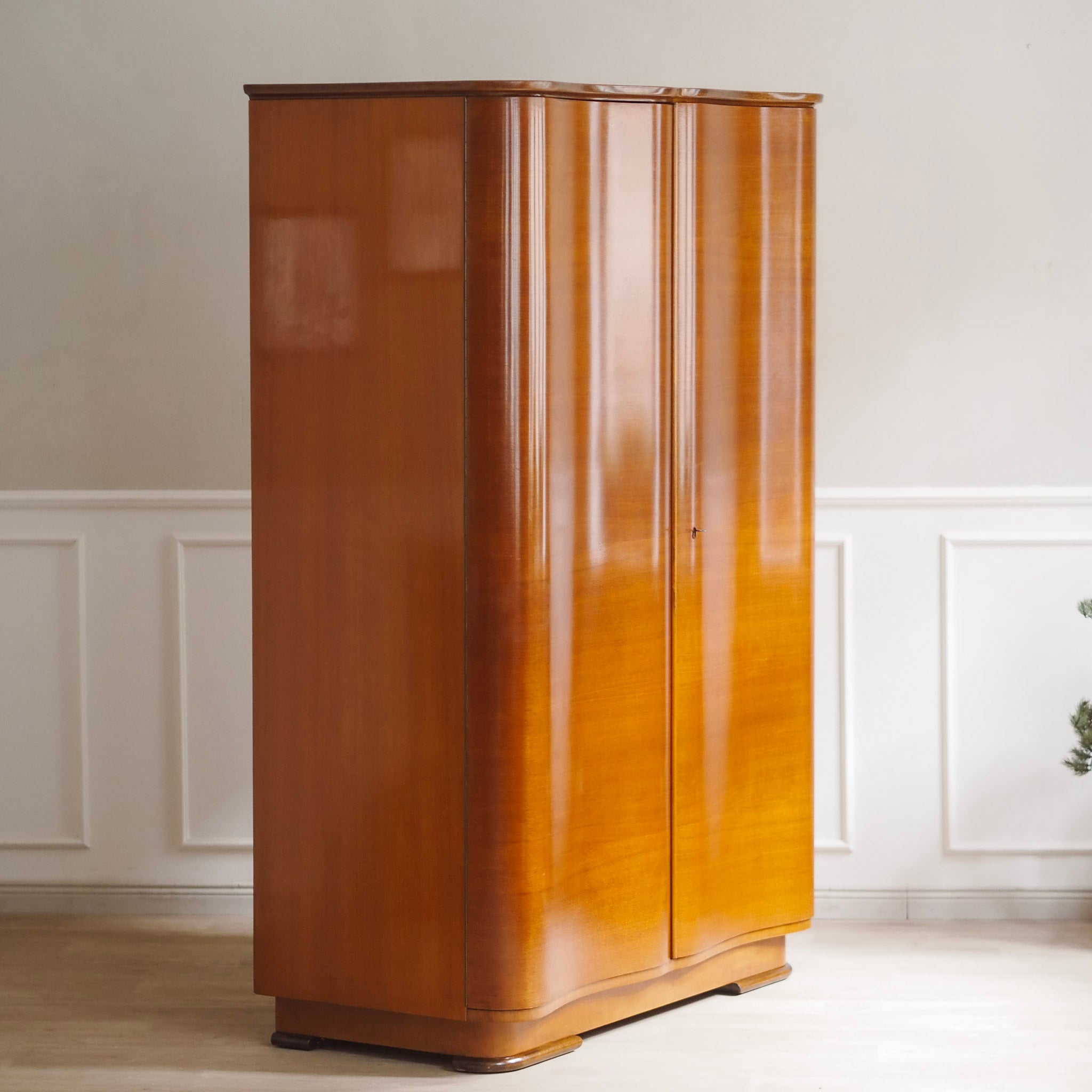 EPOCHE 1950 - Mid Century Kleiderschrank 2-türig sanft geschwungen