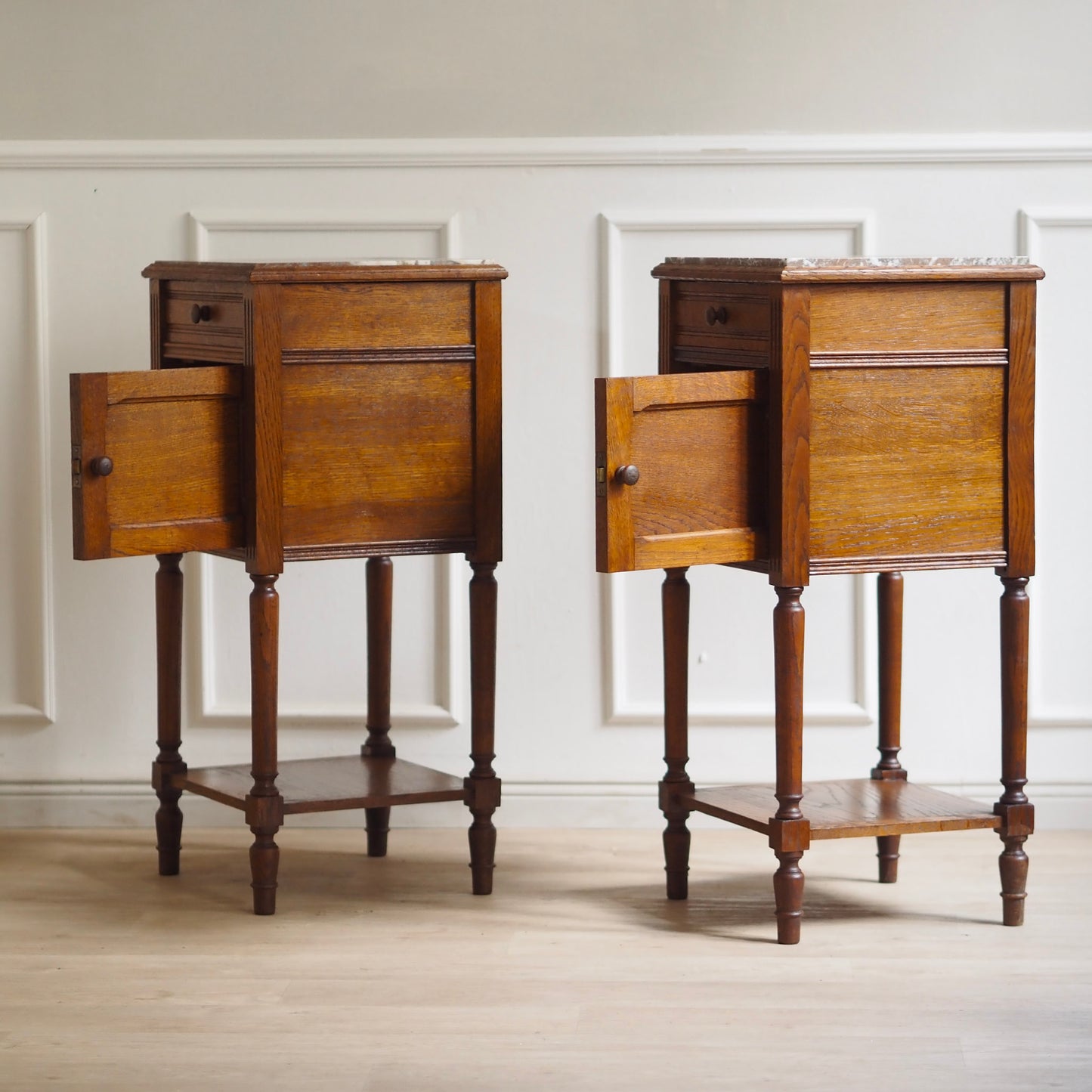 EPOCHE 1910 - Antikes Nachtschrank SET aus Eiche mit Marmorplatte