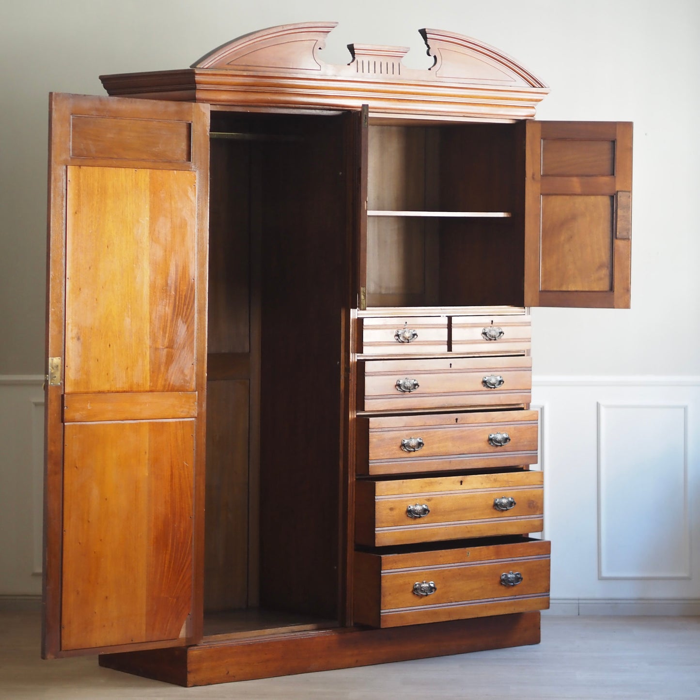 EPOCHE 1890 - Englischer Kleiderschrank mit Spiegel - Gründerzeit