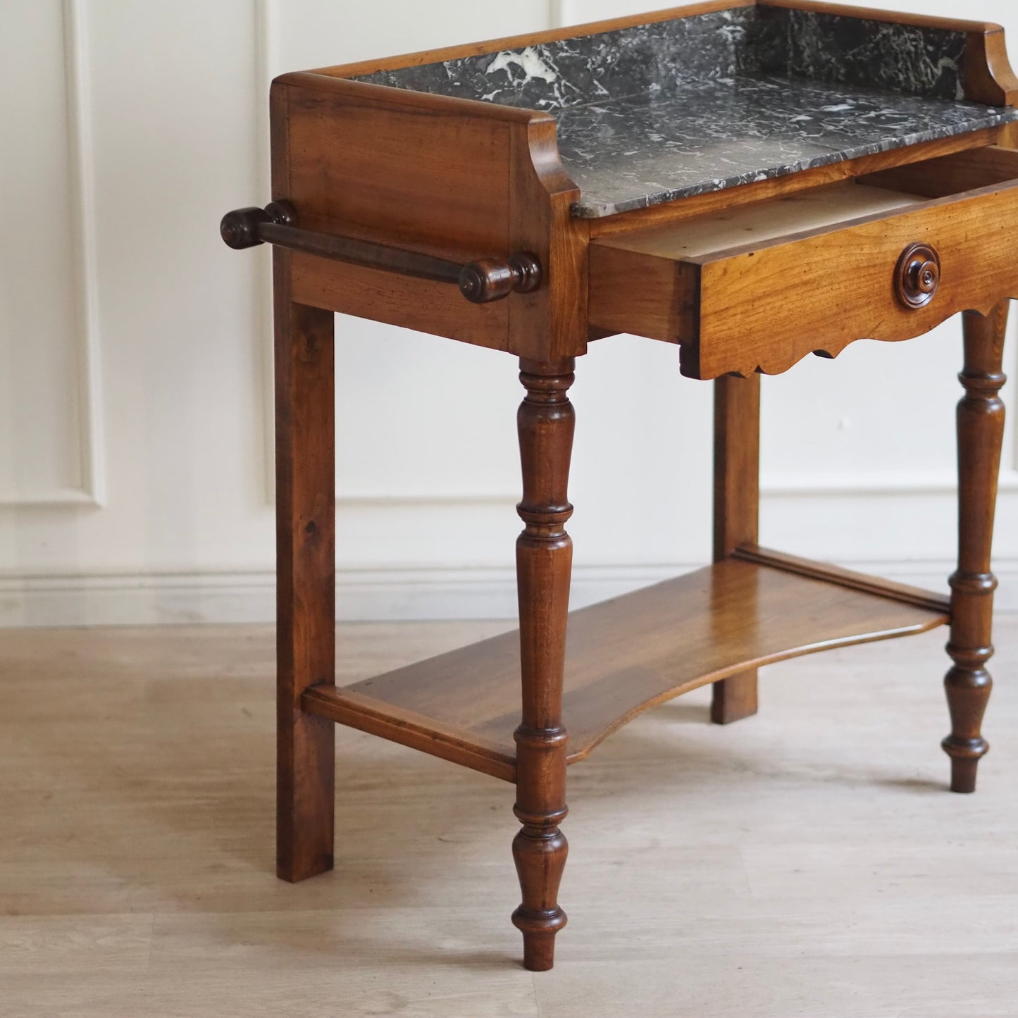 EPOCHE 1890 - Französischer Marmor-Waschtisch, Konsolentisch Louis Philippe Stil