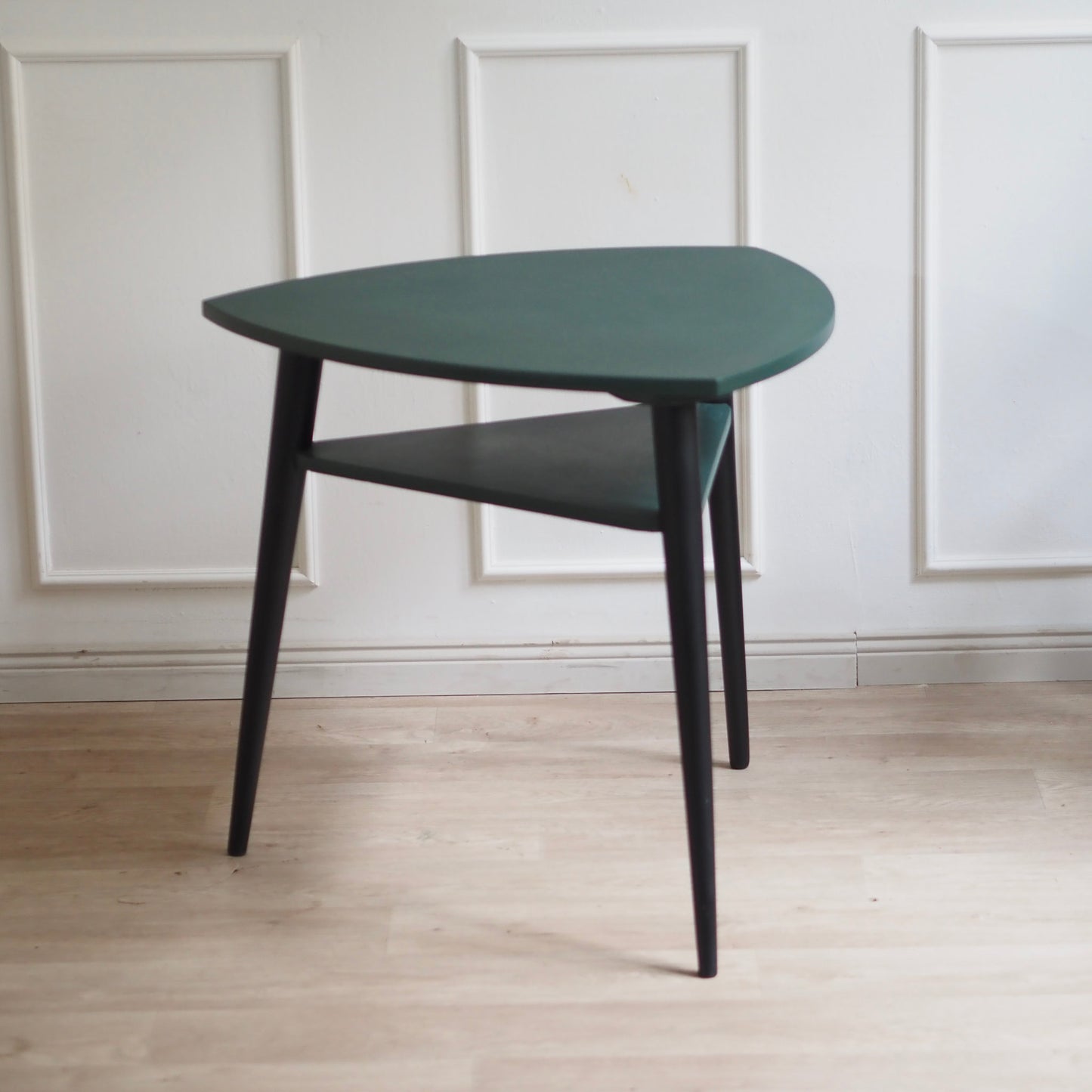 EPOCHE 1960 - Dreieckiger Mid Century Tisch in Grün Schwarz mit Ablage, Skandinavisch