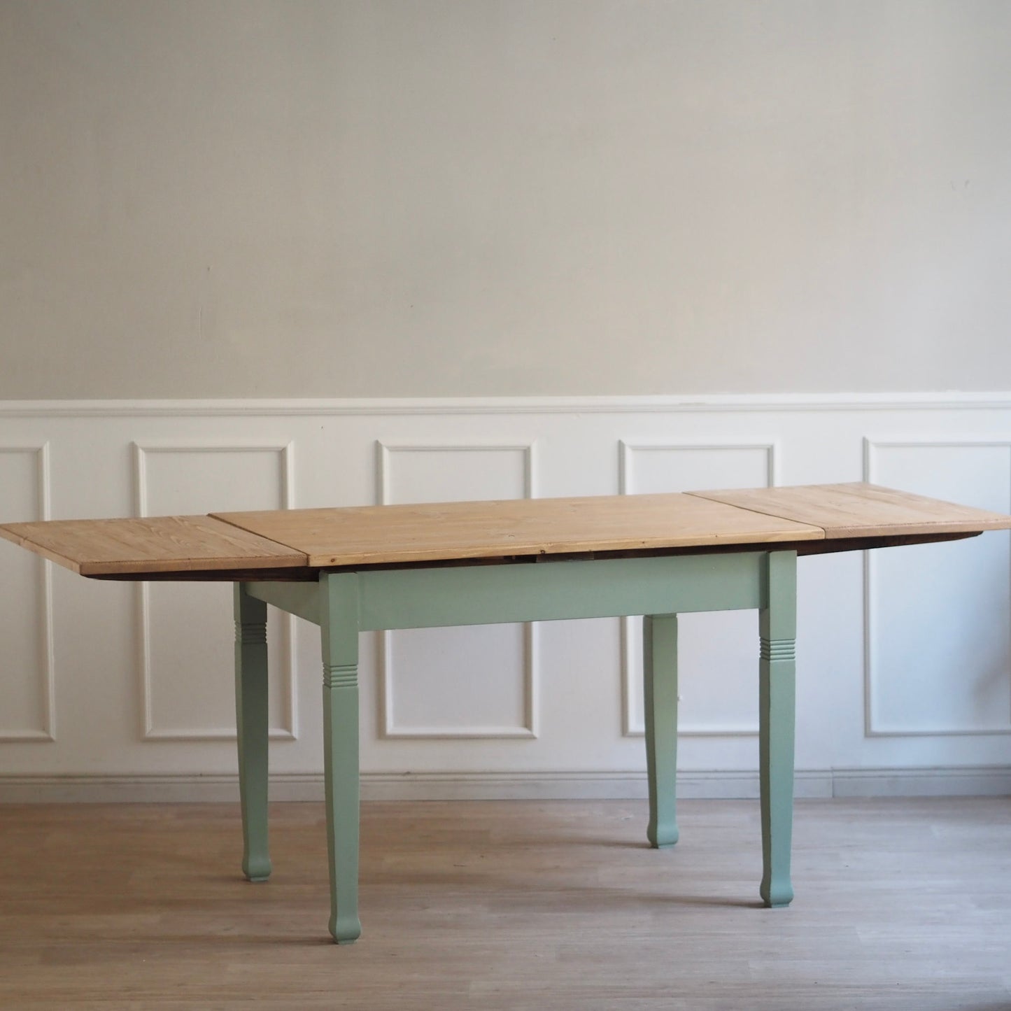 EPOCHE 1910 - Ausziehbarer Landhaus-Küchentisch in Mintgrün, Natur Vintage Esstisch
