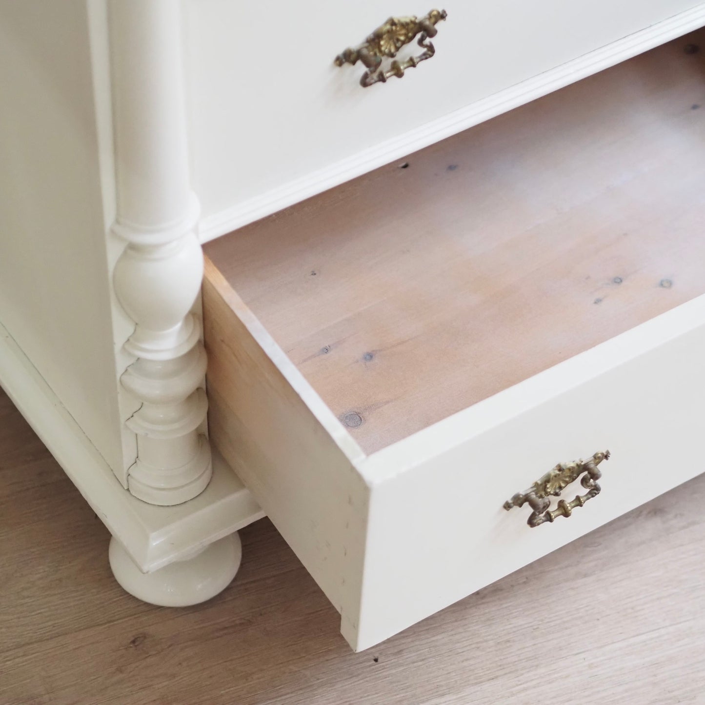 EPOCHE 1890 - Gründerzeit Kommode in Altweiß gefasst mit Schubladen und raffiniertem Schloss