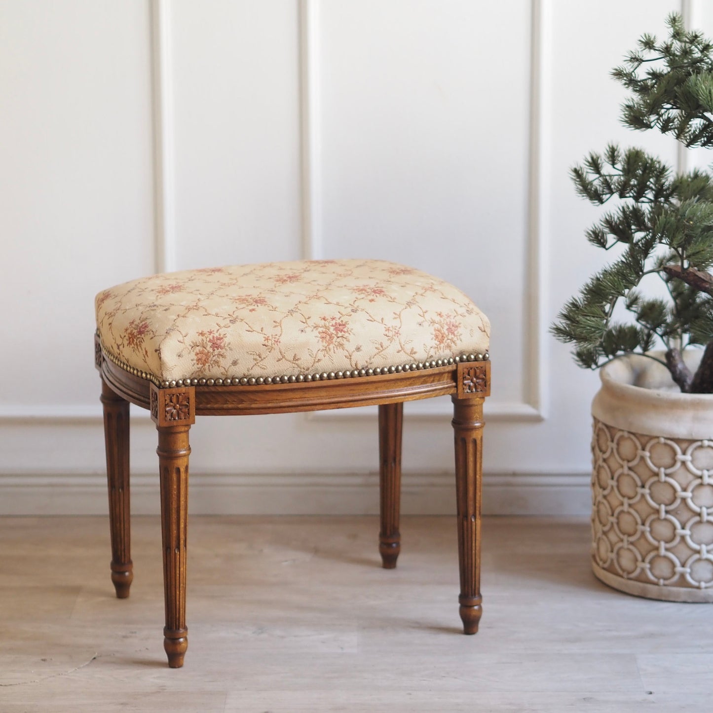 EPOCHE 1900 - Antiker Sitz,- Schminkhocker mit Blütenstoff, französischer Polsterstuhl