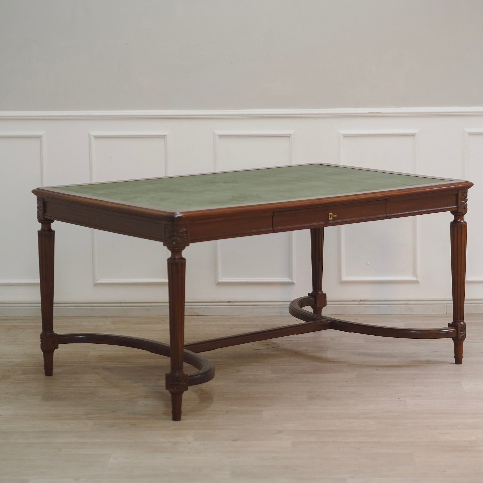 EPOCHE 1890 - Imposanter Mahagoni Schreibtisch mit grünem Leder - Louis Seize Stil